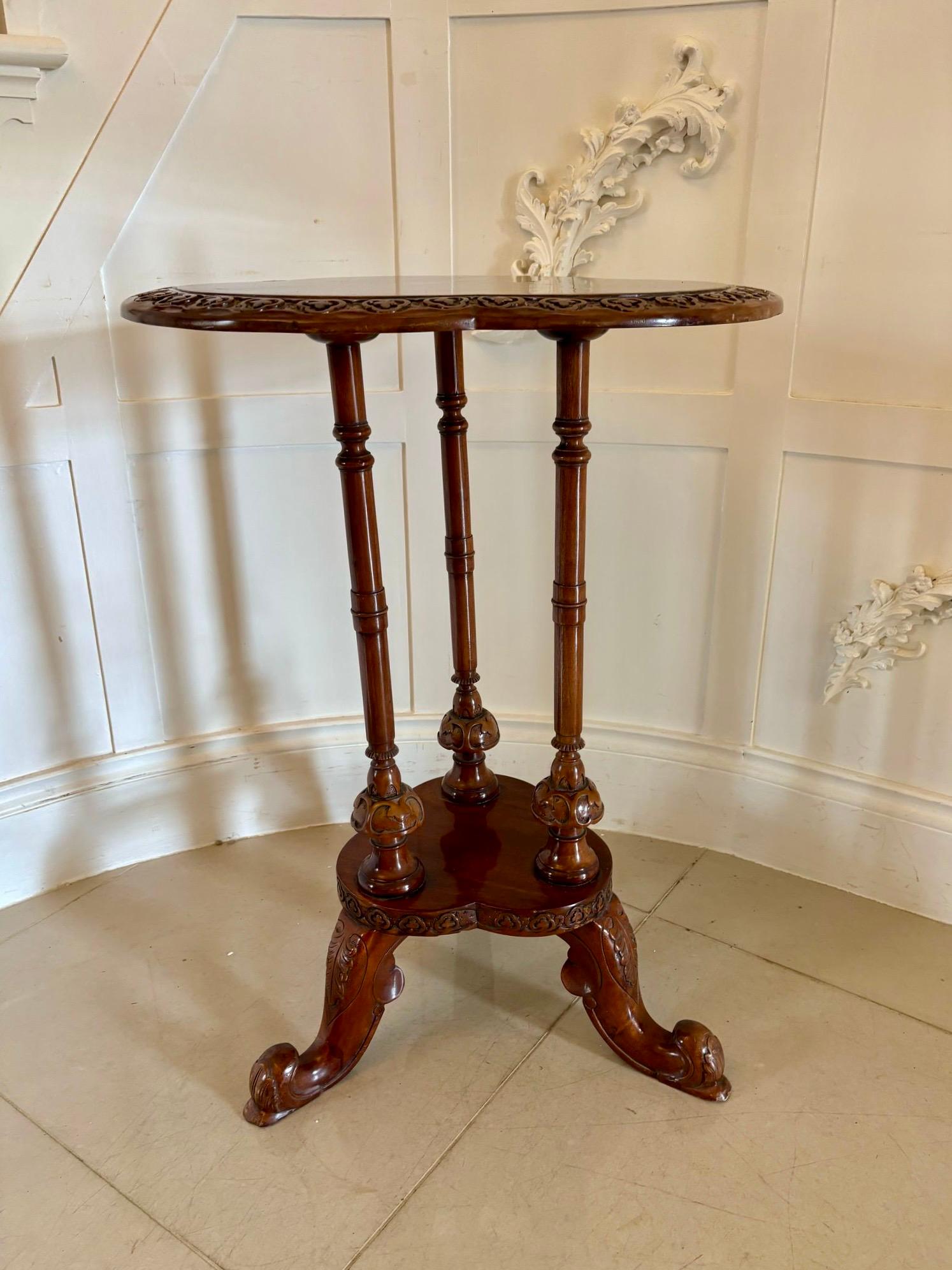 Ancienne table de lampe en acajou sculpté de l'époque édouardienne en vente 3