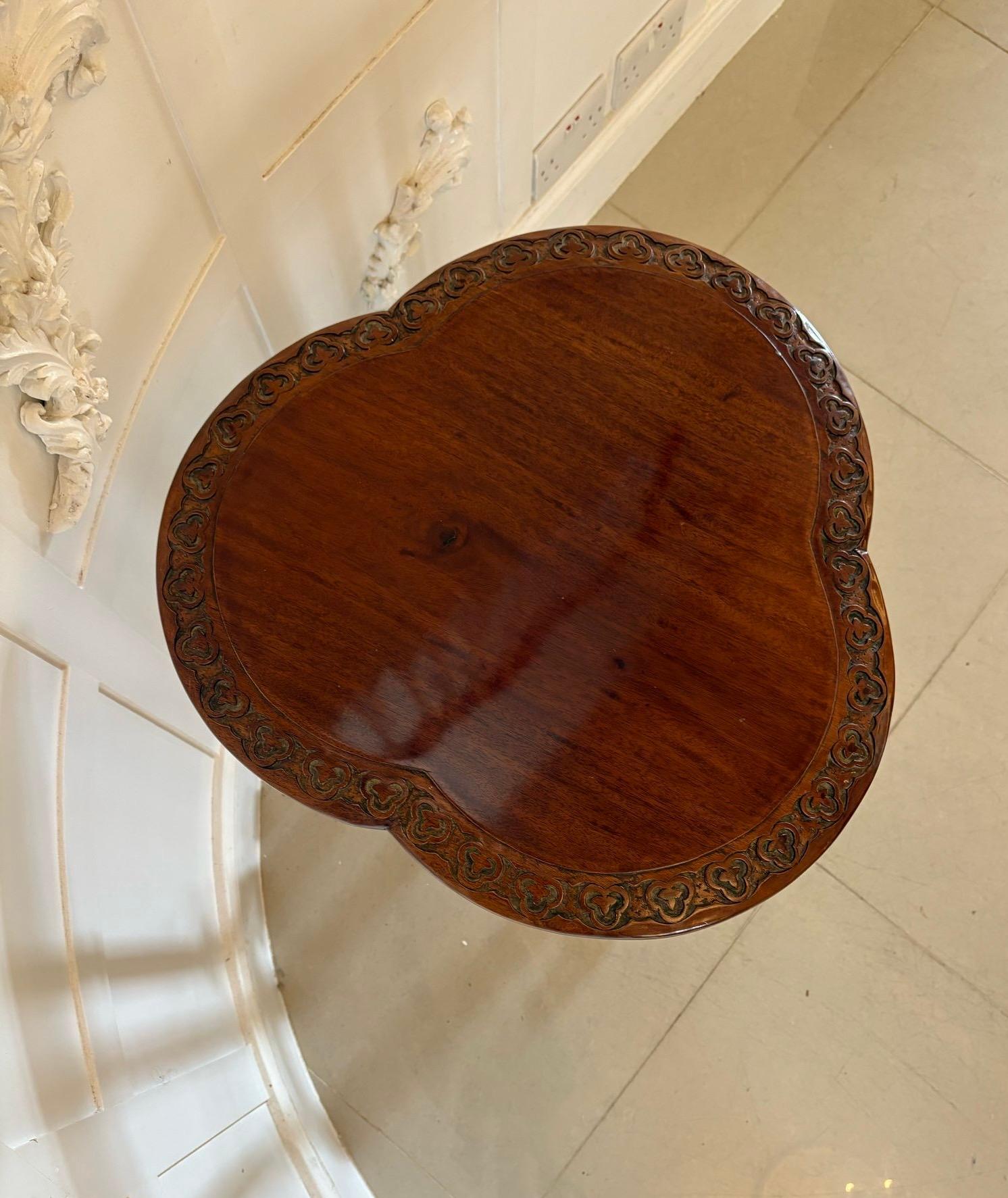 Anglais Ancienne table de lampe en acajou sculpté de l'époque édouardienne en vente