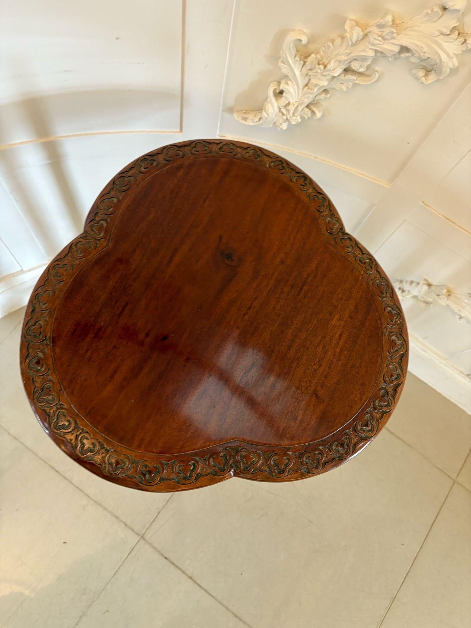 Sculpté Ancienne table de lampe en acajou sculpté de l'époque édouardienne en vente