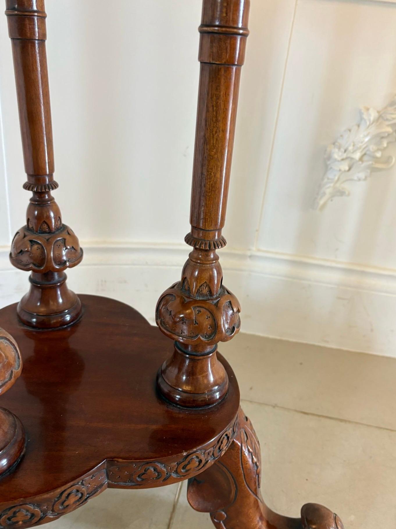 20ième siècle Ancienne table de lampe en acajou sculpté de l'époque édouardienne en vente