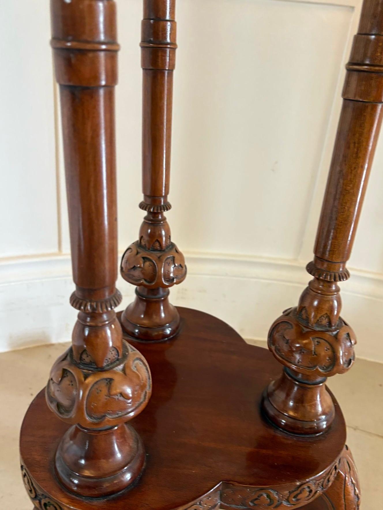 Autre Ancienne table de lampe en acajou sculpté de l'époque édouardienne en vente