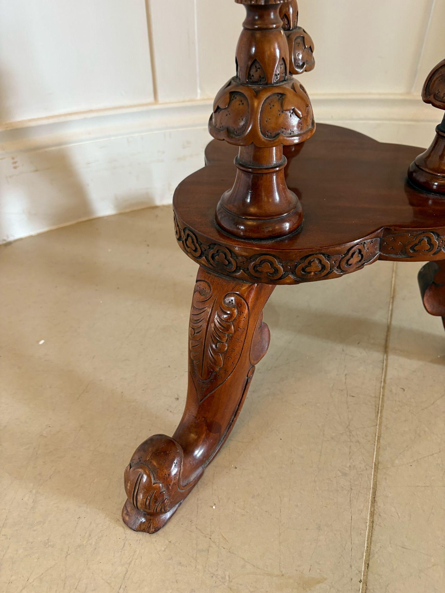 Ancienne table de lampe en acajou sculpté de l'époque édouardienne en vente 1