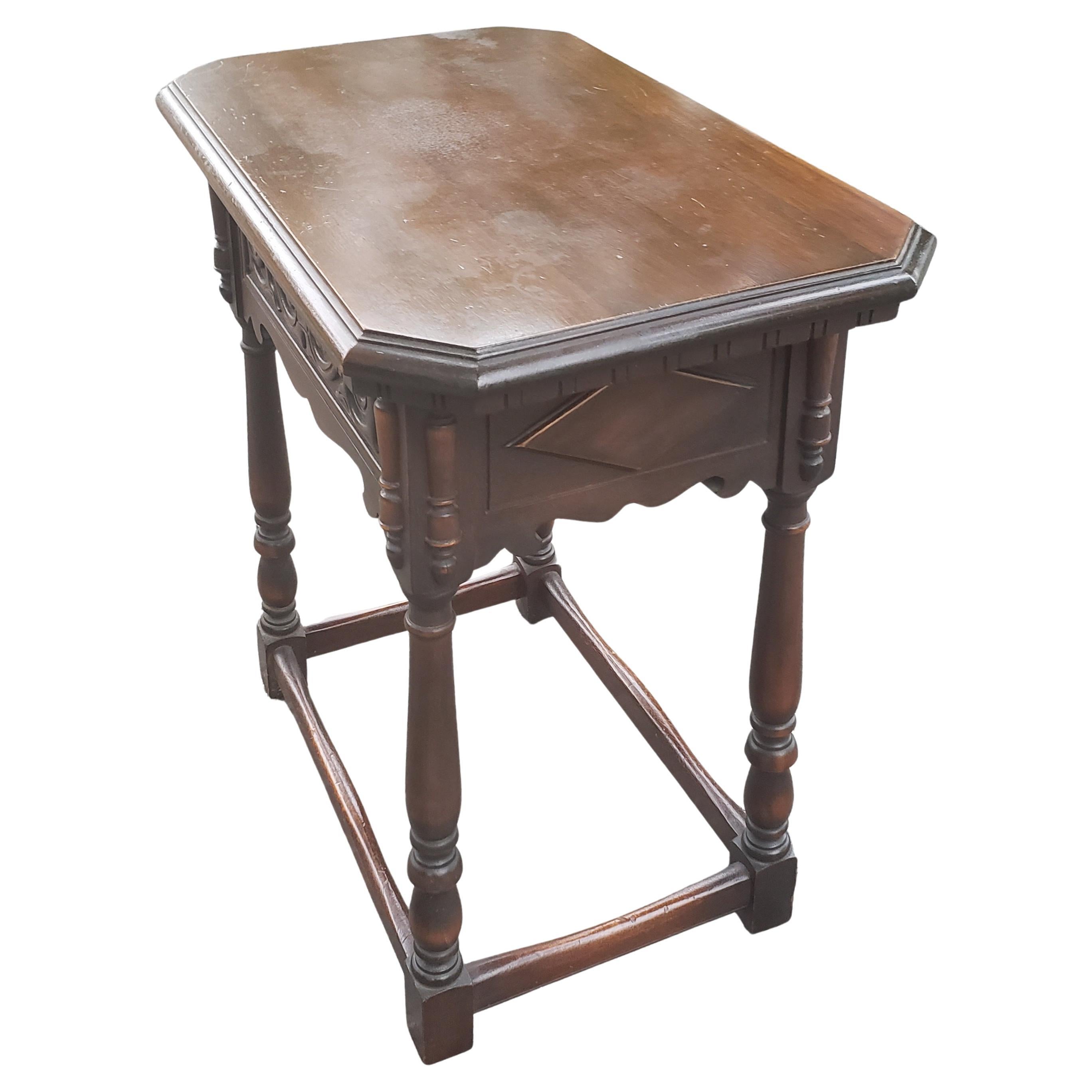 Édouardien Ancienne table d'appoint édouardienne en noyer sculpté, vers 1920 en vente