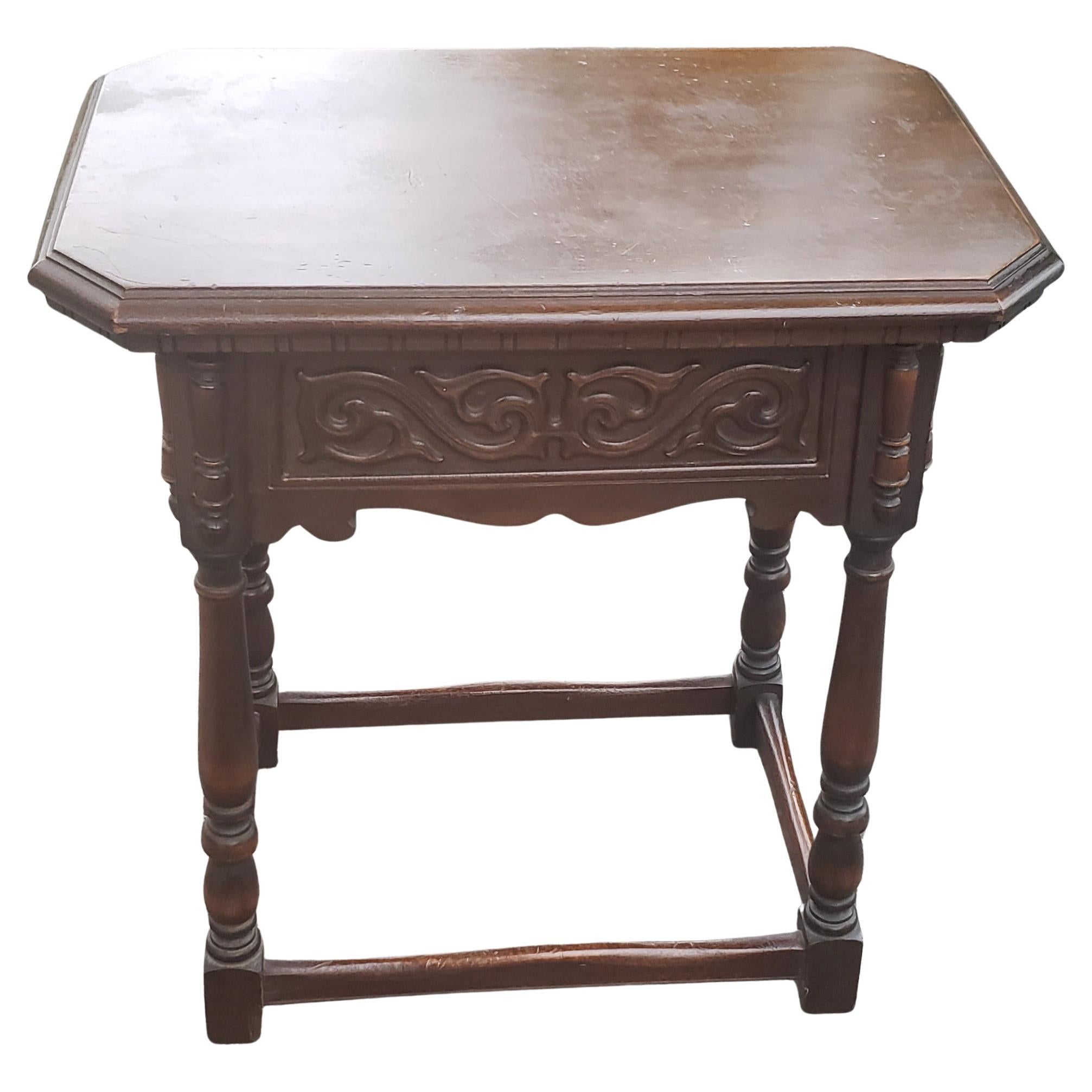 20ième siècle Ancienne table d'appoint édouardienne en noyer sculpté, vers 1920 en vente