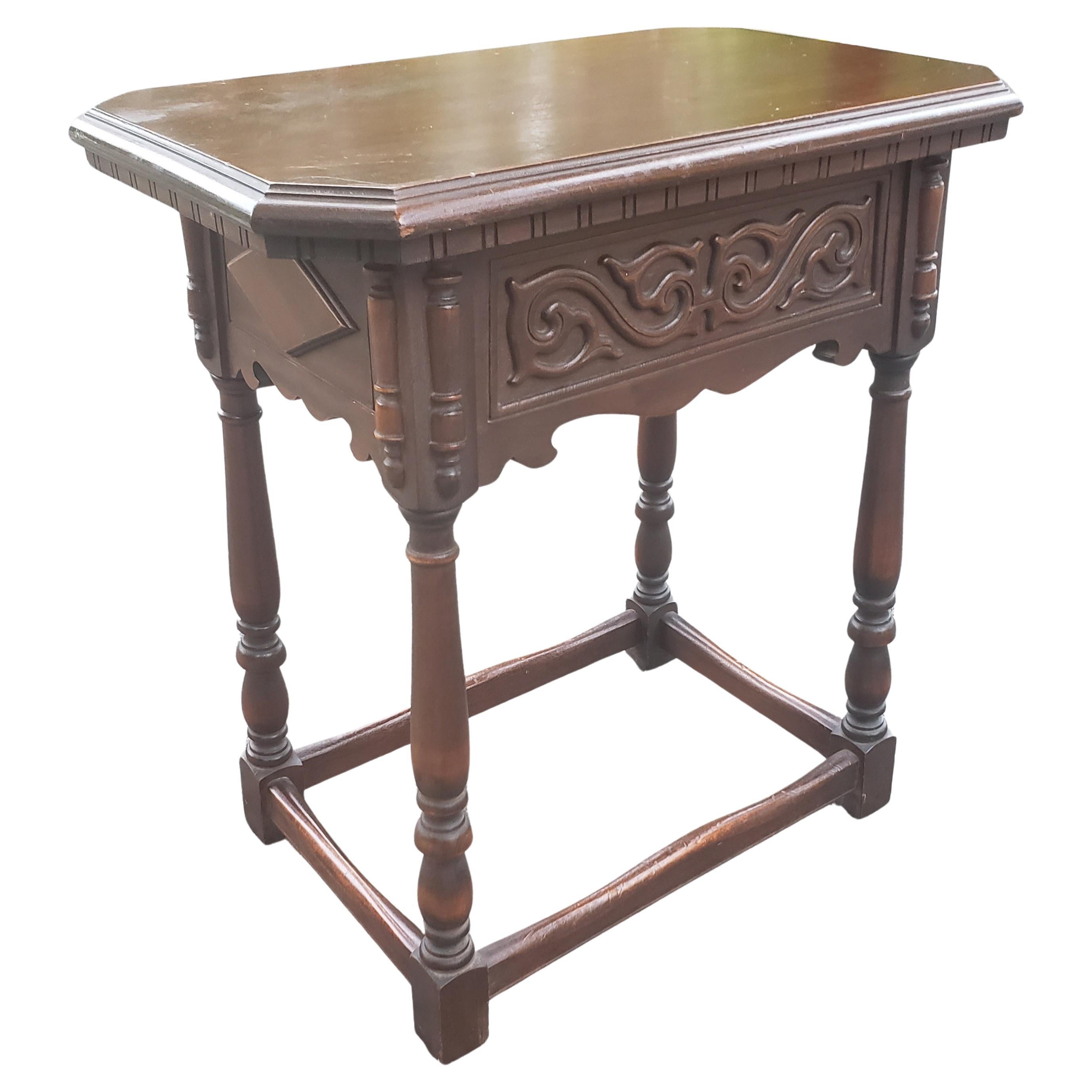 Noyer Ancienne table d'appoint édouardienne en noyer sculpté, vers 1920 en vente