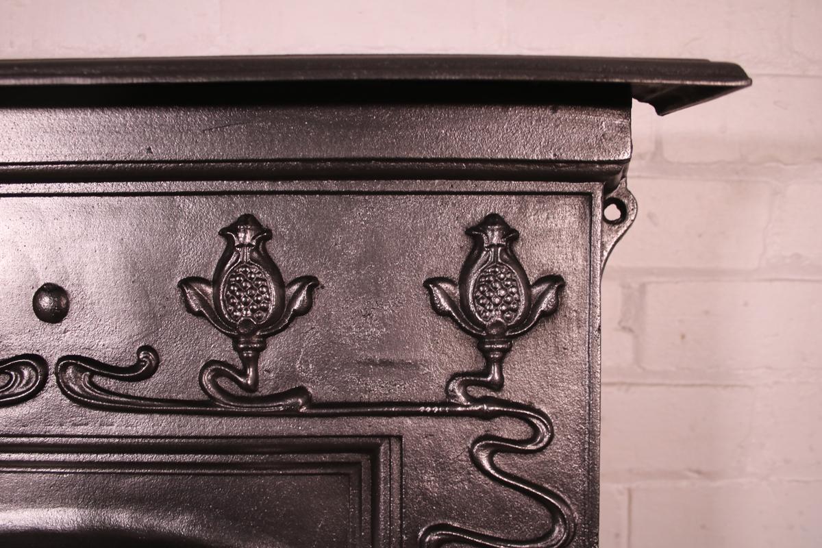 Antique Edwardian Cast Iron Bedroom Fireplace in the Art Nouveau Manner In Good Condition In Manchester, GB