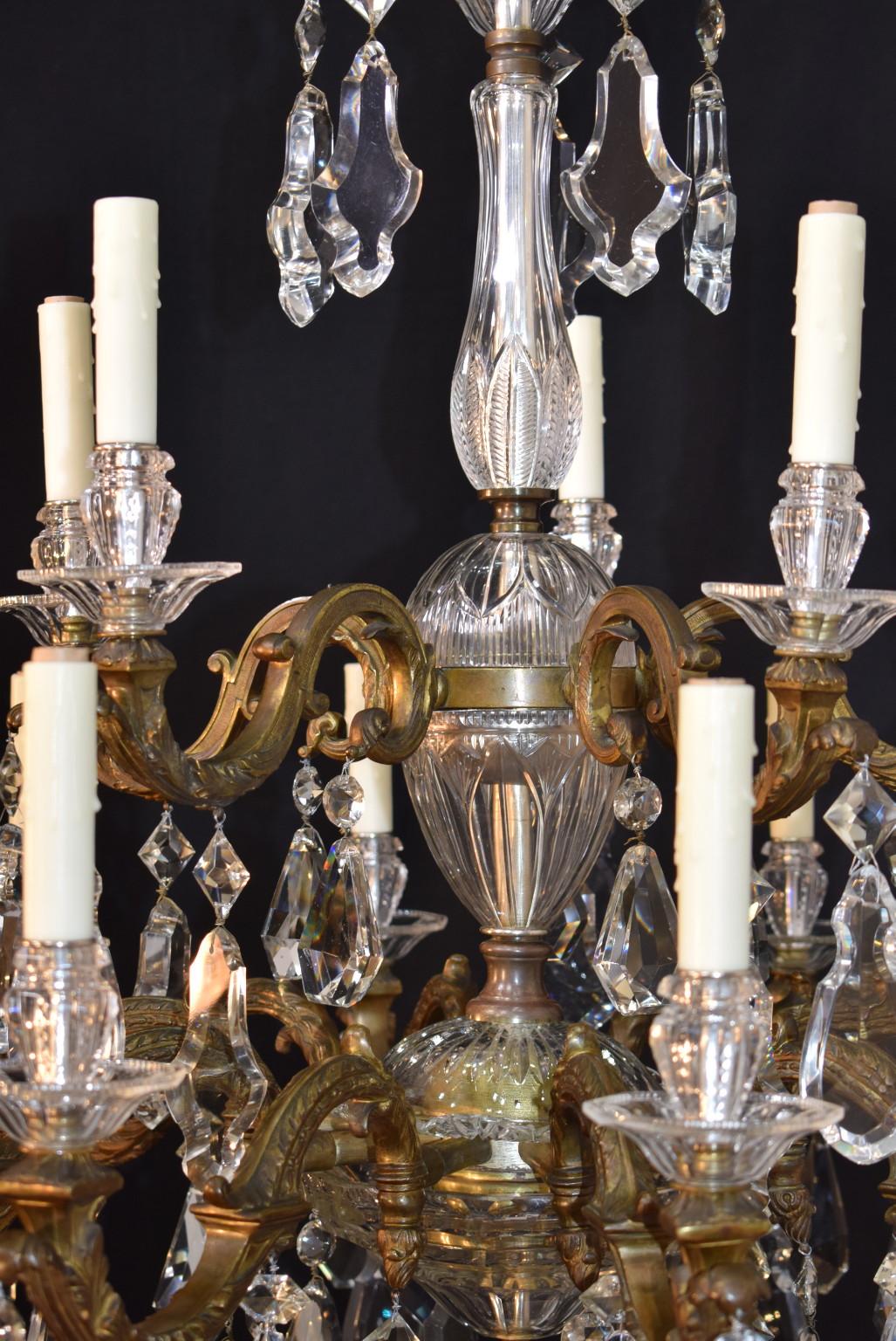 Extremely fine Edwardian bronze and crystal chandelier, featuring hand cut thick crystal pendalogues and central shaft parts. A rare find. England, circa 1900.
Dimensins: Height 42