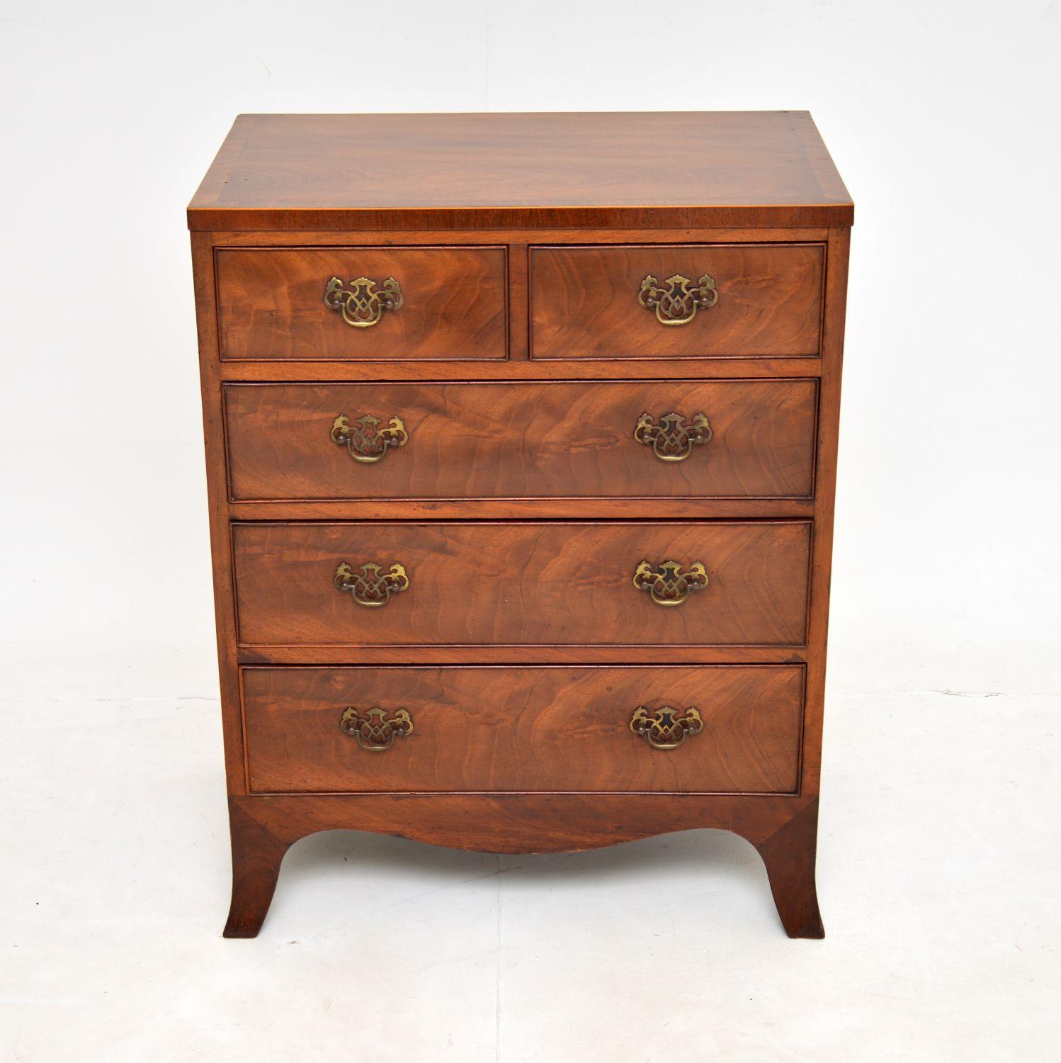 An excellent small proportioned antique Edwardian chest of drawers. This was made in England, it dates from around the 1900-1910 period.
The quality is excellent, this is very well made and is a very useful size. It sits on splayed bracket feet,