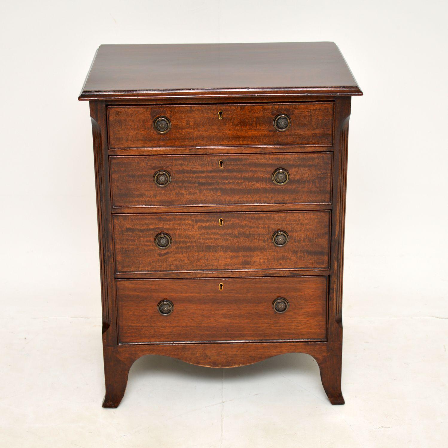 A lovely antique Edwardian chest of drawers. This was made in England, it dates from around the 1900-1910 period.
This is beautifully made and of excellent quality. It is a useful size, small to medium, with lots of storage space. It sits on