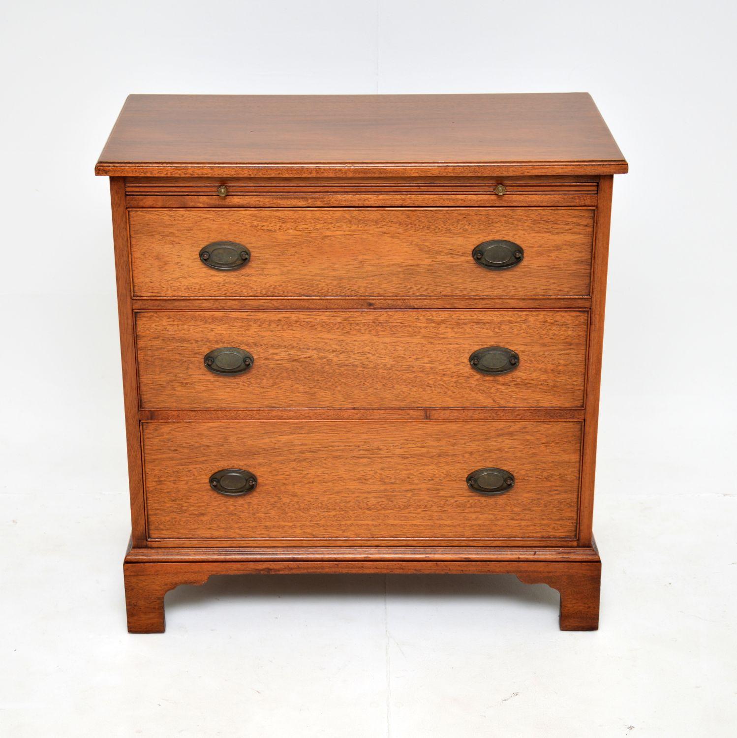 A very smart and useful antique chest of drawers. This was made in England, it dates from around the 1900-1910 period.

The quality is superb, this is very well made and is a practical size. It is low and compact, yet offers plenty of storage in