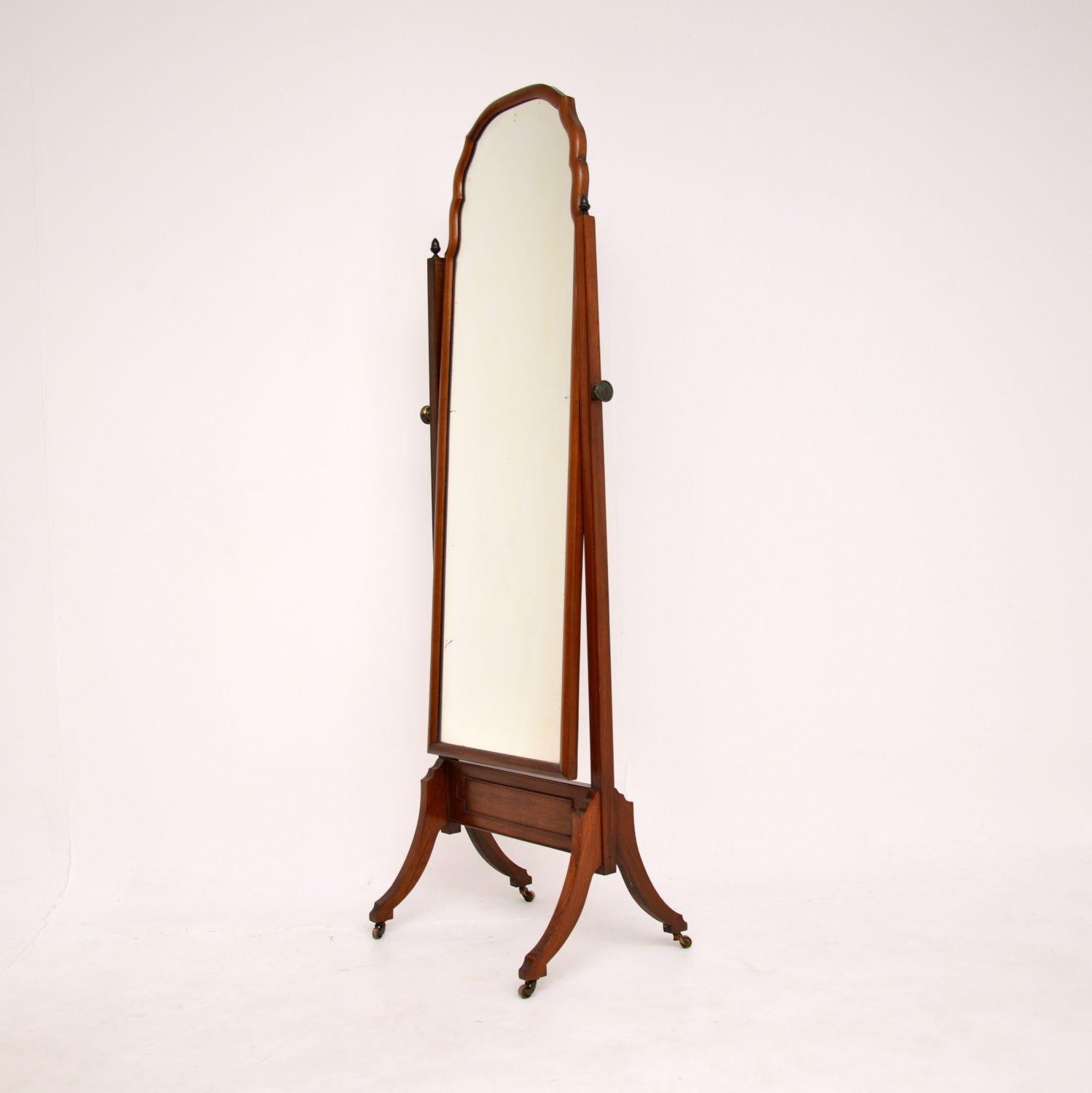 A lovely antique Edwardian Cheval floor mirror. This was made in England, it dates from the 1900-1910 period.

This is of very good quality, it is very well made and is a useful size. The mirror can be tilted and removed for ease of transport. It