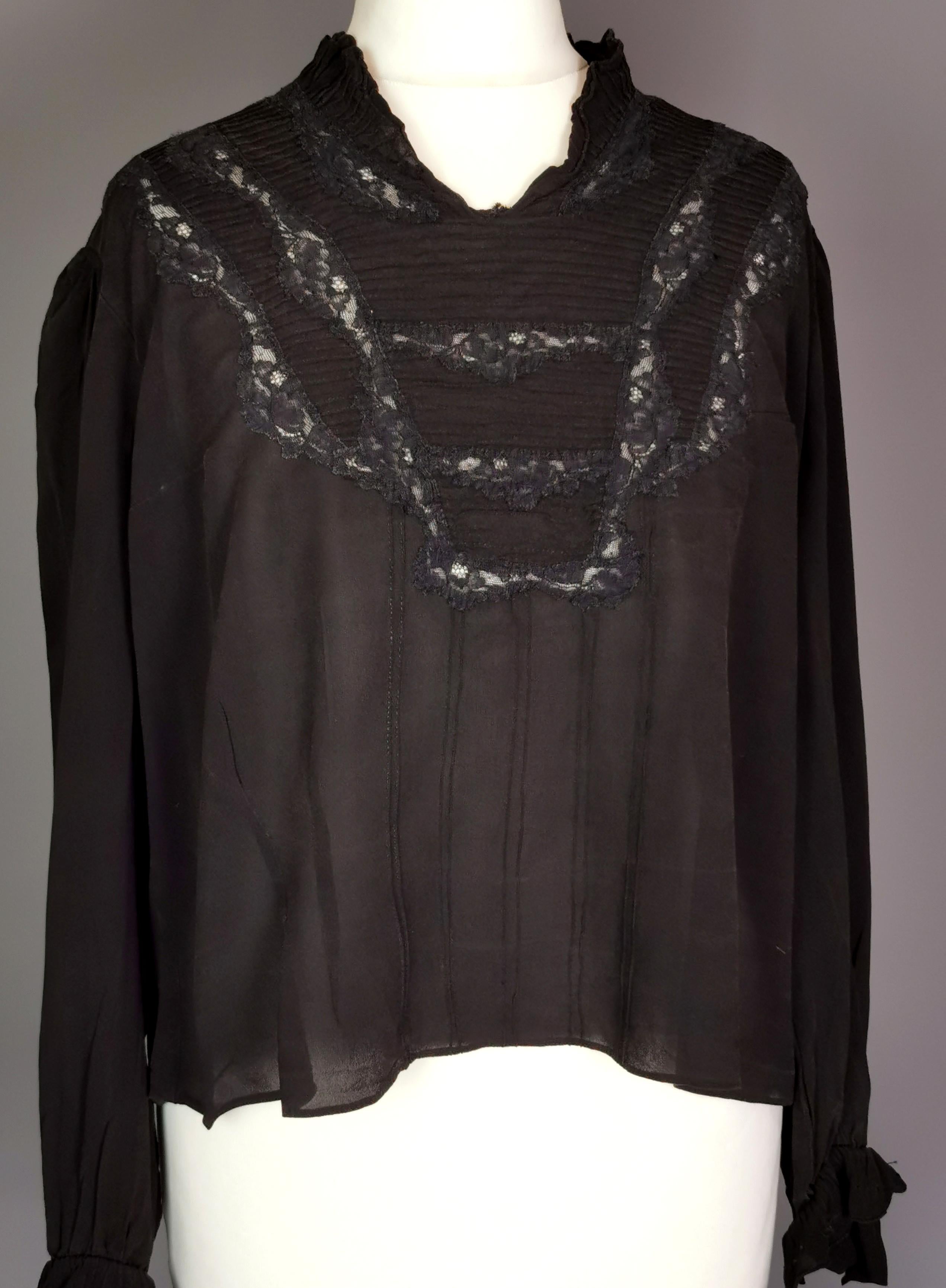 Antique Edwardian chiffon and lace blouse  In Fair Condition For Sale In NEWARK, GB