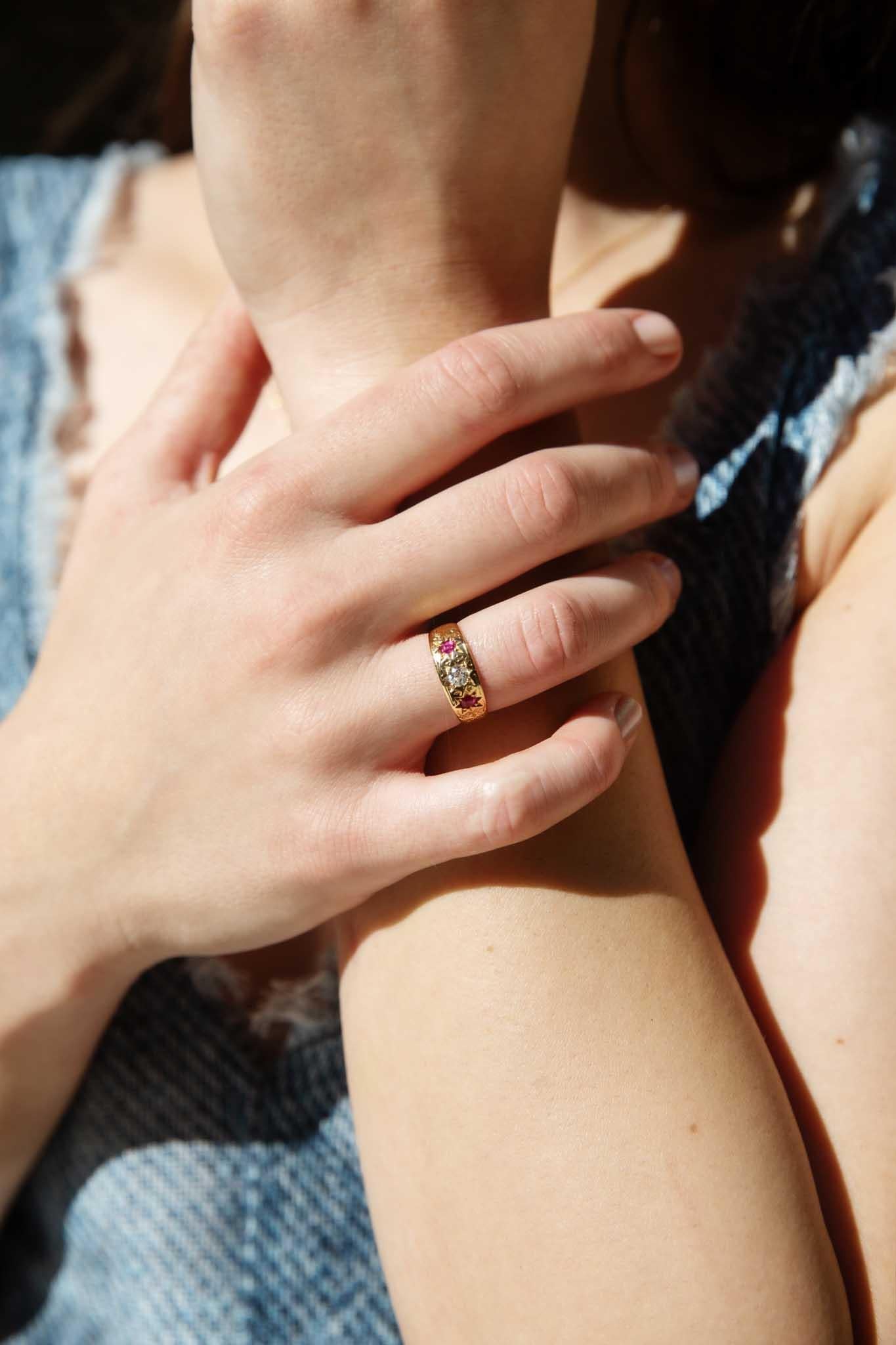 Antiguo anillo eduardiano circa 1900 de rubí y diamante talla antigua de oro amarillo de 18 quilates en venta 4