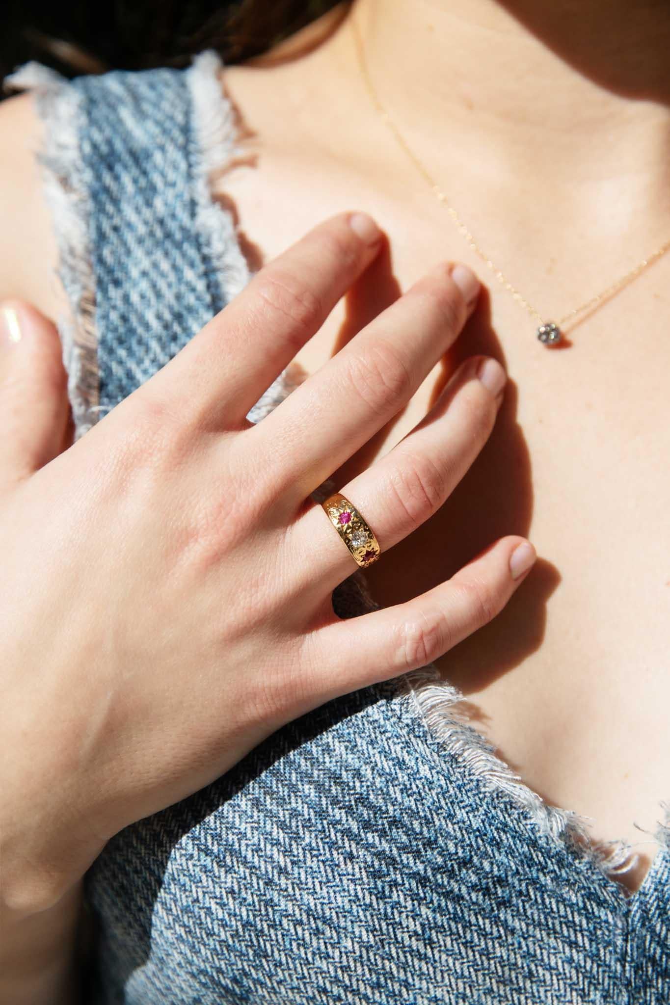 Antiguo anillo eduardiano circa 1900 de rubí y diamante talla antigua de oro amarillo de 18 quilates en venta 2