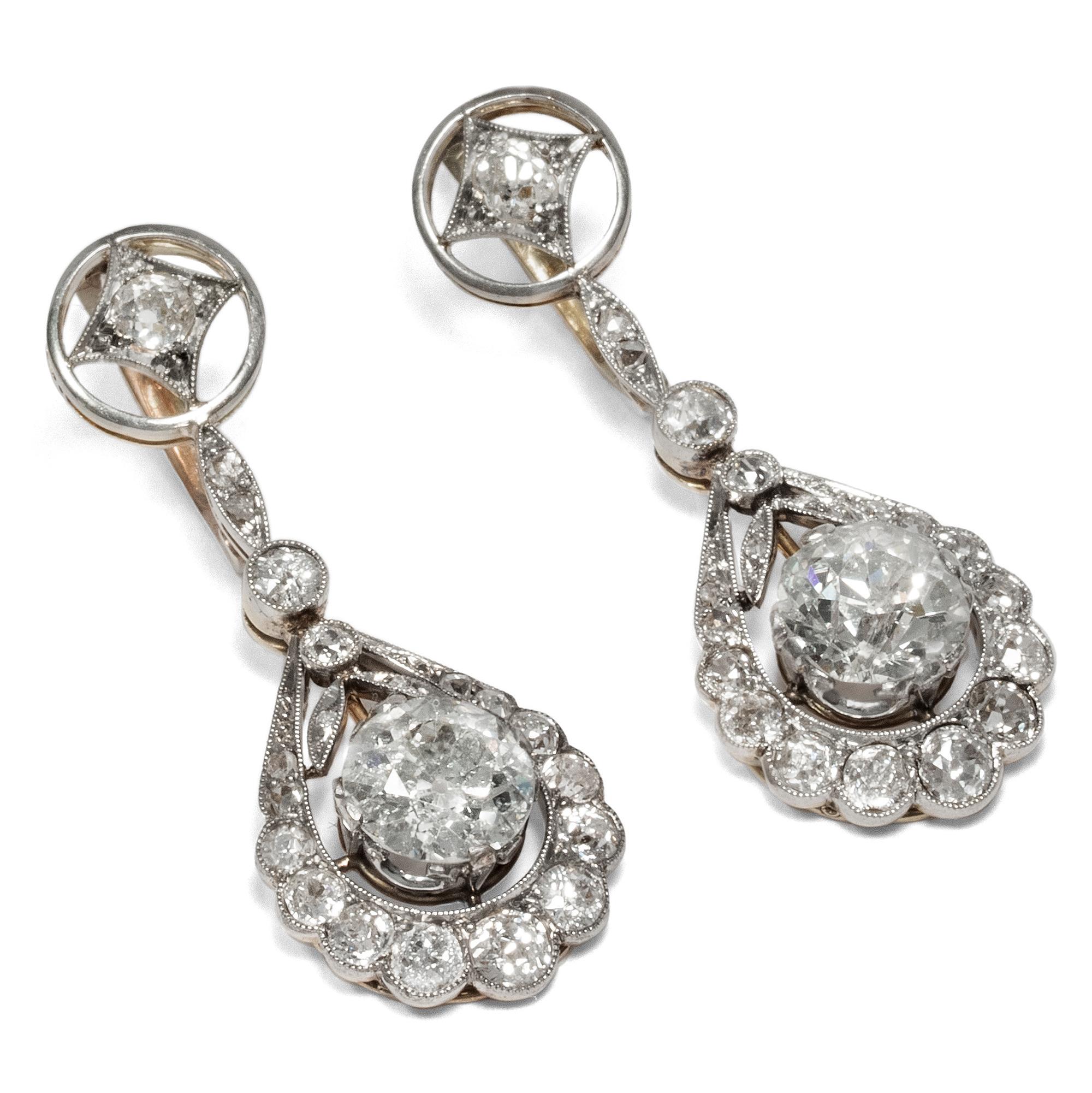 Just like garments, jewellery, too, has traditionally been subject to the changes and seasons of fashion. In the late 19th century, for instance, women preferred to wear no earrings or very small ones: „Pendant earrings are not as popular as they