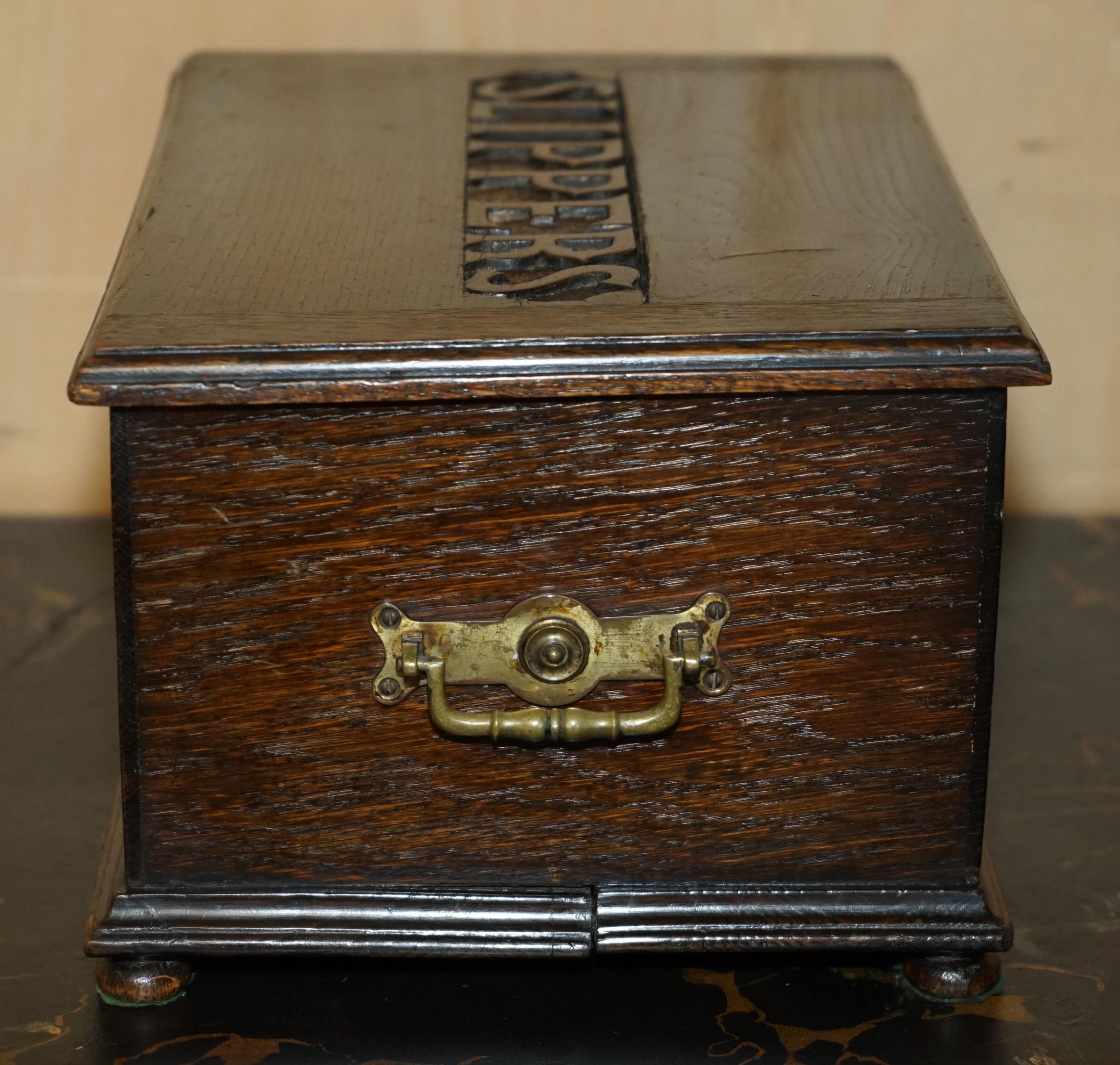 ANTIQUE EDWARDiAN CIRCA 1910 ENGLISH OAK SLIPPERS STORAGE BOX ORNATE HANDLES en venta 3