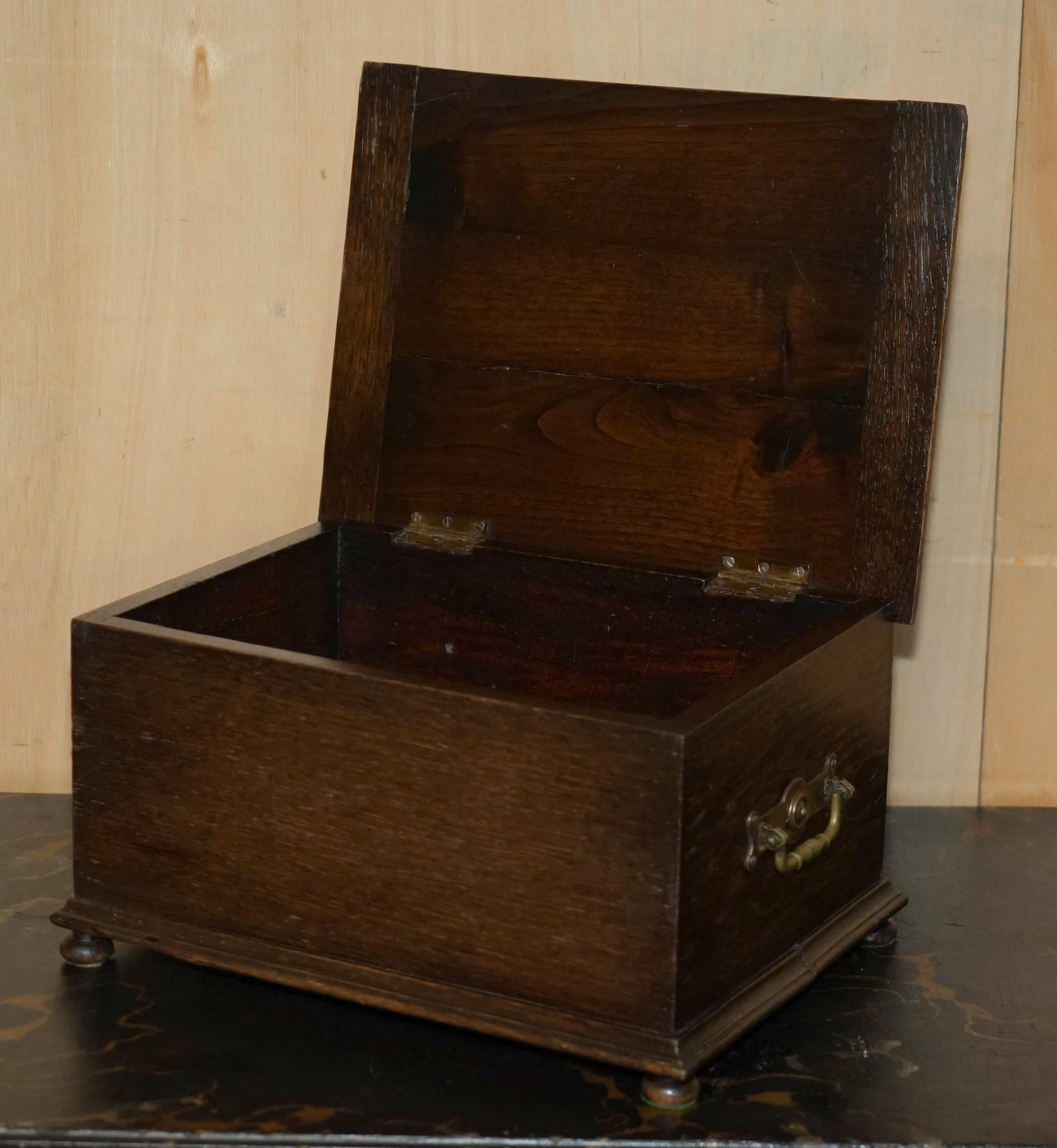 ANTIQUE EDWARDiAN CIRCA 1910 ENGLISH OAK SLIPPERS STORAGE BOX ORNATE HANDLES en venta 6