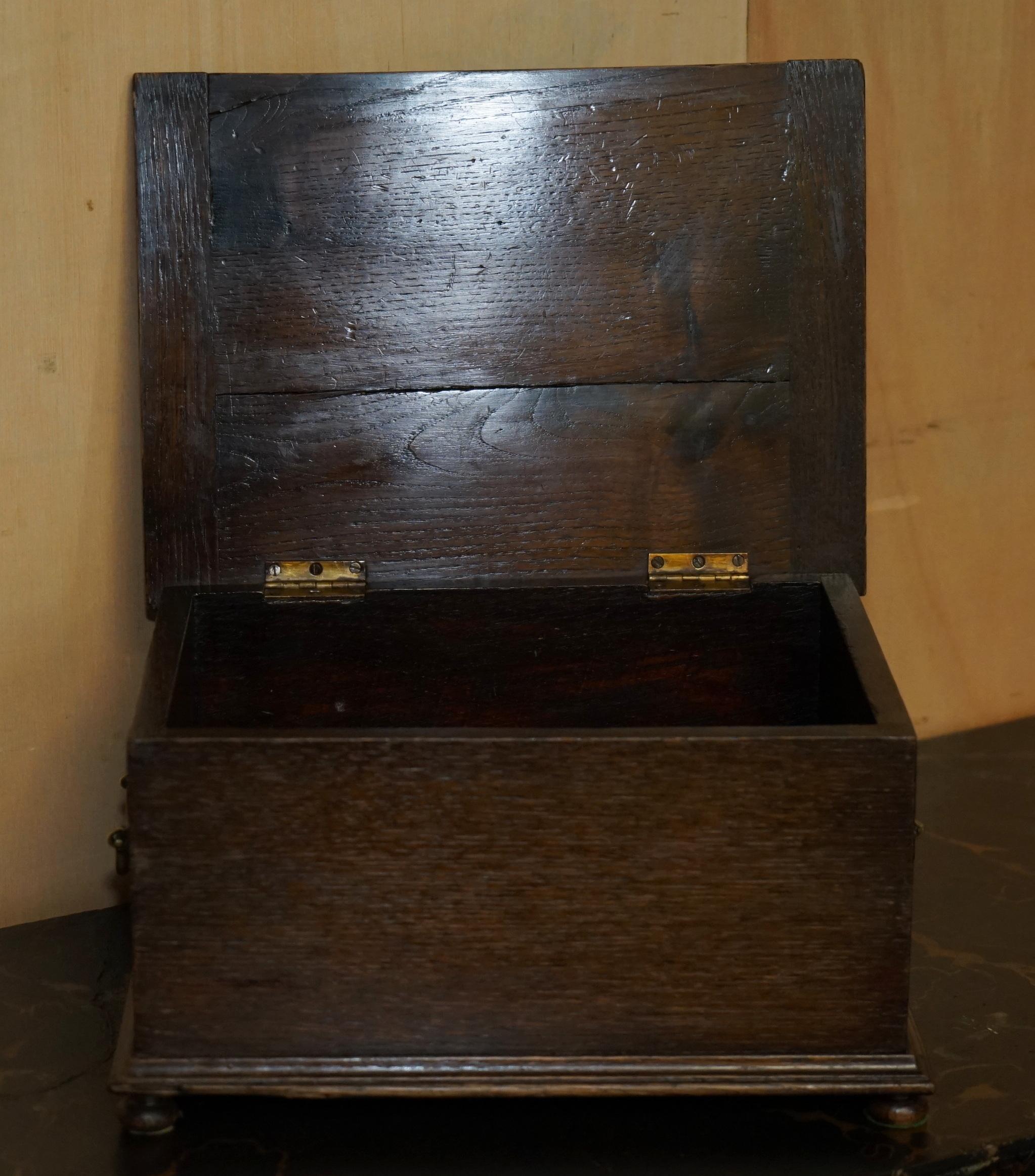 ANTIQUE EDWARDiAN CIRCA 1910 ENGLISH OAK SLIPPERS STORAGE BOX ORNATE HANDLES en venta 7