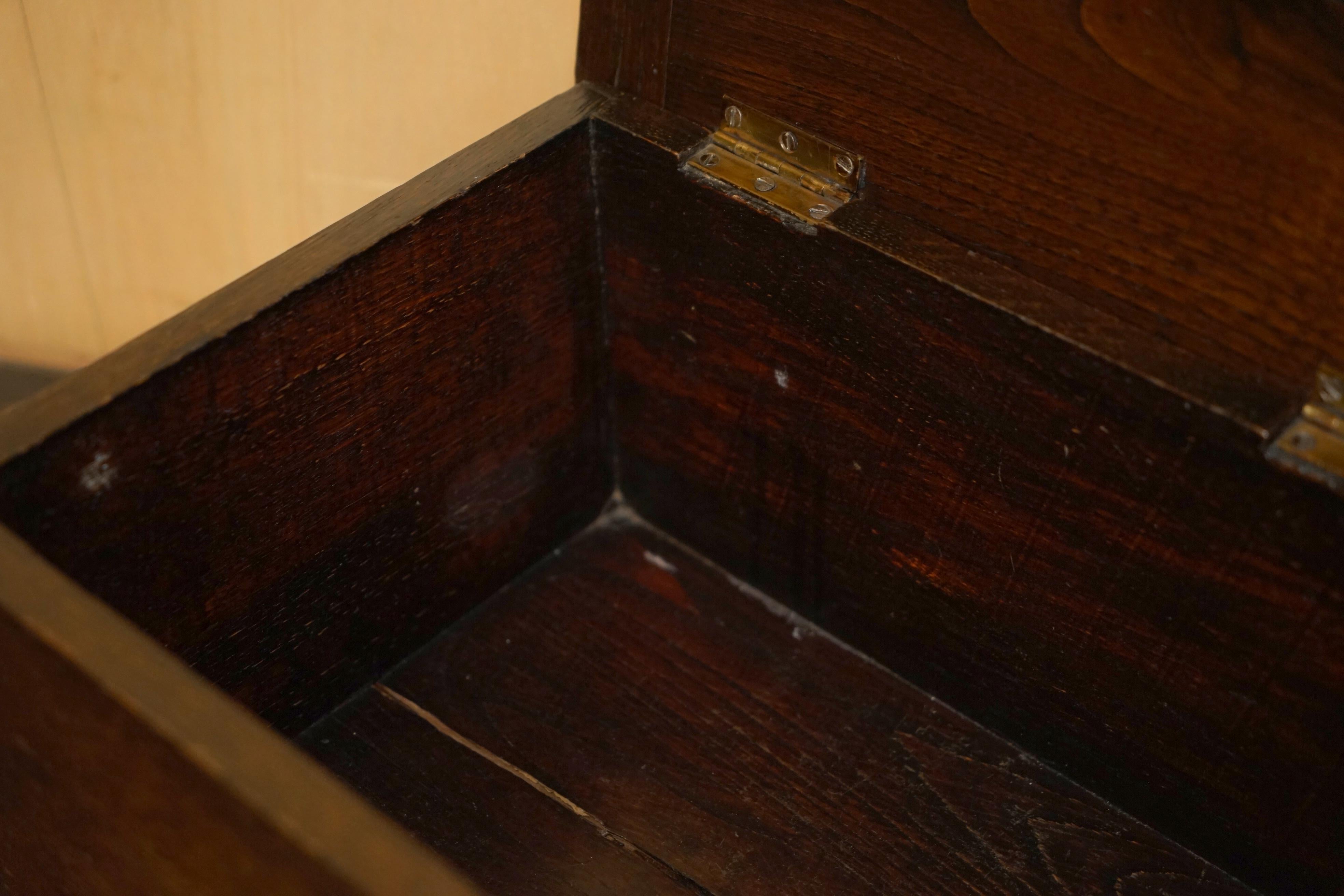 ANTIQUE EDWARDiAN CIRCA 1910 ENGLISH OAK SLIPPERS STORAGE BOX ORNATE HANDLES en venta 9