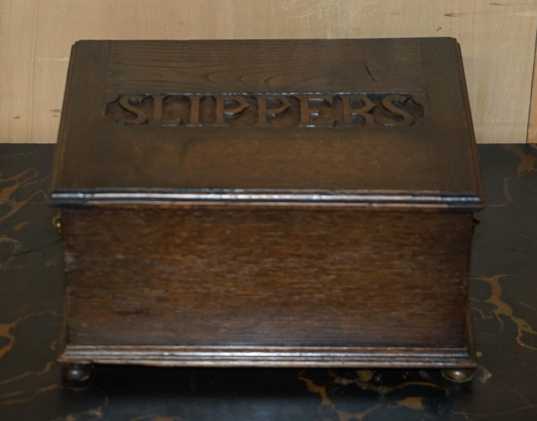 ANTIQUE EDWARDiAN CIRCA 1910 ENGLISH OAK SLIPPERS STORAGE BOX ORNATE HANDLES Eduardiano en venta