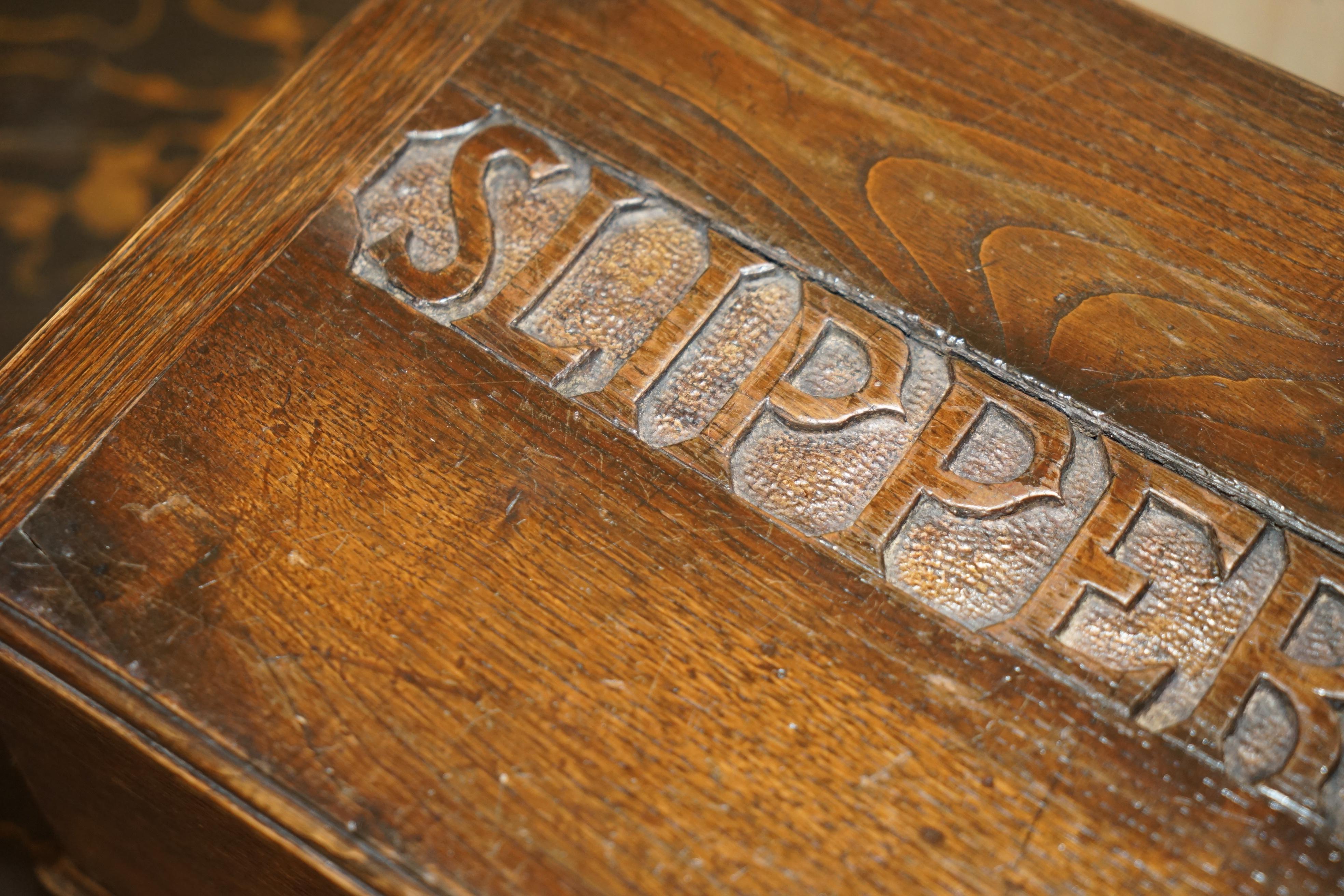 ANTIQUE EDWARDiAN CIRCA 1910 ENGLISH OAK SLIPPERS STORAGE BOX ORNATE HANDLES Hecho a mano en venta