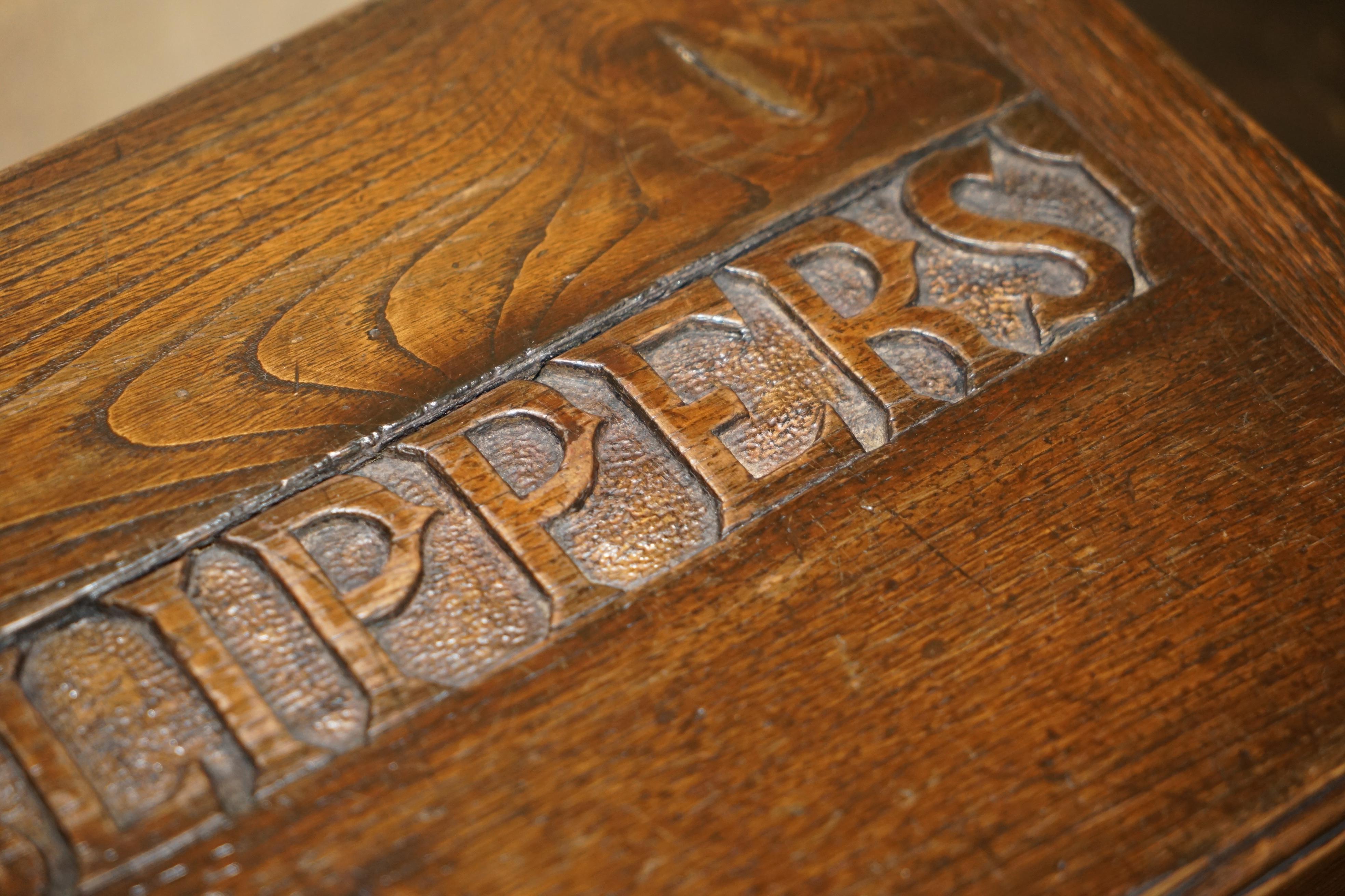 ANTIQUE EDWARDiAN CIRCA 1910 ENGLISH OAK SLIPPERS STORAGE BOX ORNATE HANDLES en Bueno estado para la venta en West Sussex, Pulborough