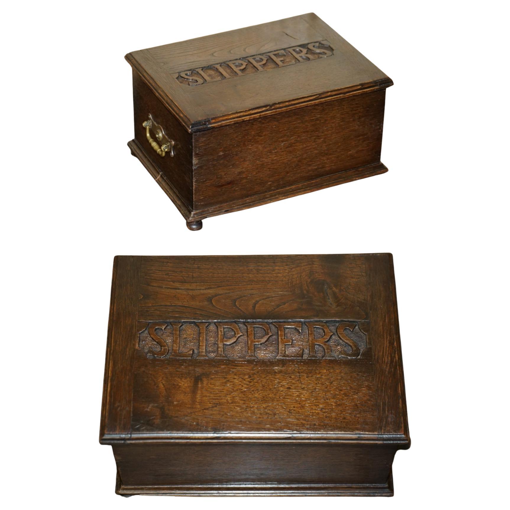 ANTIQUE EDWARDiAN CIRCA 1910 ENGLISH OAK SLIPPERS STORAGE BOX ORNATE HANDLES en venta