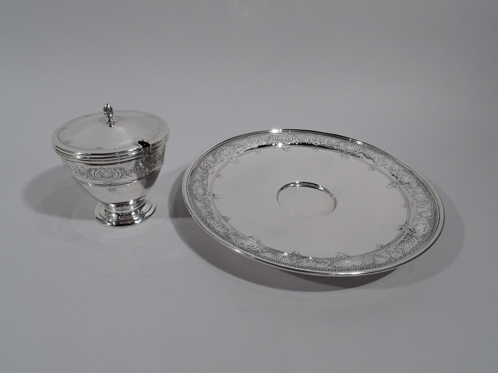 Edwardian classical sterling silver chip-and-dip. Made by Tiffany & Co. in New York, ca 1914.

This set comprises covered sauce bowl on plate. Bowl: ovoid on stepped foot and gently raised cover with oval finial. Clear glass liner. Plate: Round