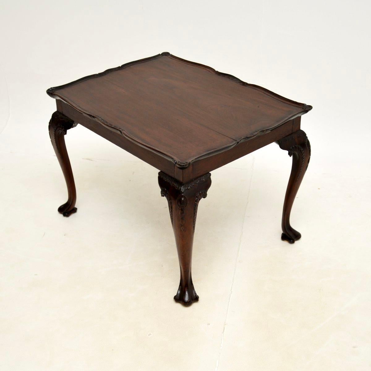 Une table basse ancienne de style édouardien, élégante et de très bonne facture. Fabriqué en Angleterre, il date d'environ la période 1900-1910.

Il est d'une taille utile et d'une qualité remarquable, avec des sculptures complexes et détaillées sur