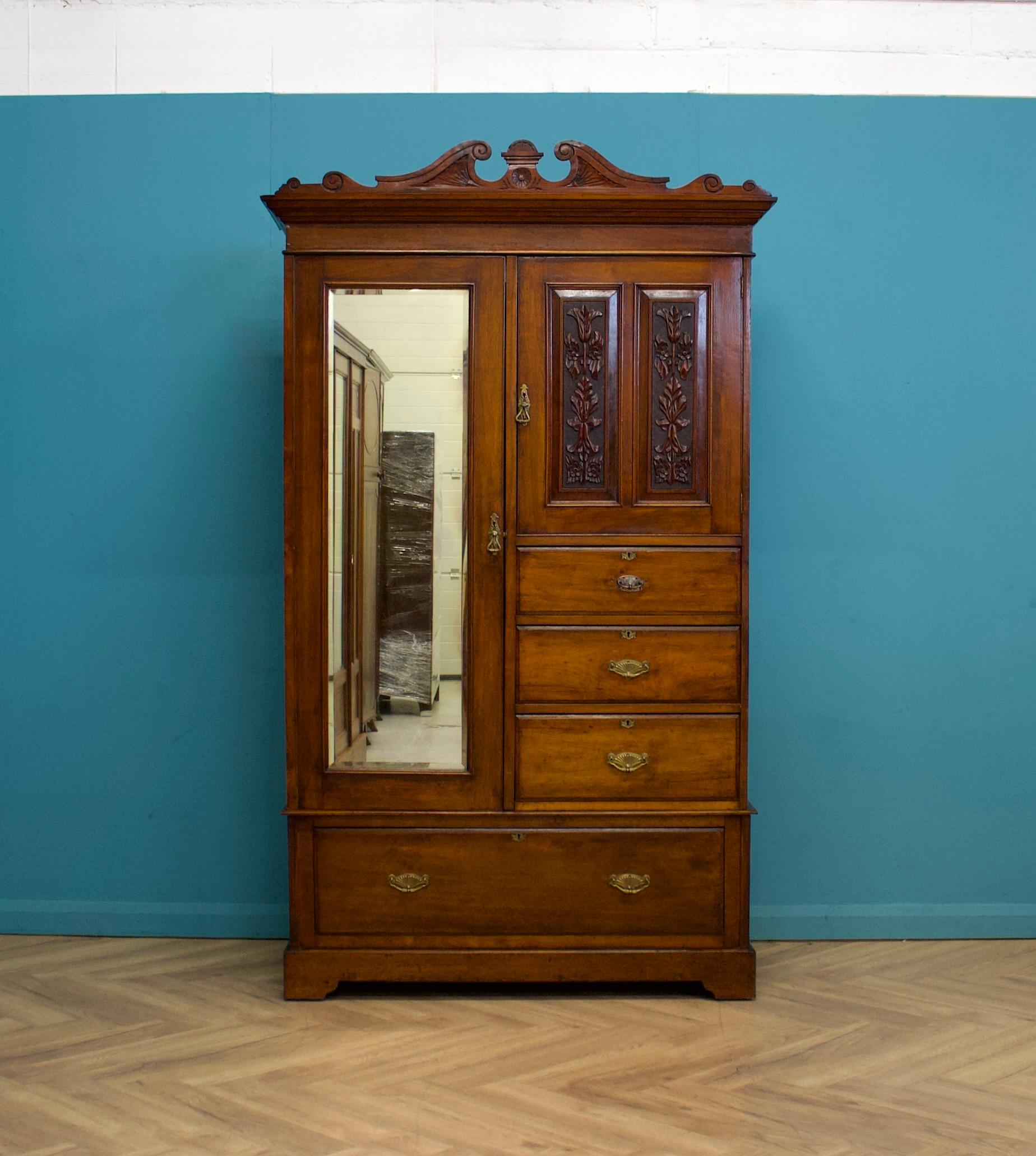 Un armadio combinato in mogano di epoca edoardiana o un accappatoio da sala - circa 1900.

Ci sono due scomparti: uno con appendiabiti e ganci per cappotti, l'altro con un ripiano.
Ci sono altri tre cassetti più piccoli e uno grande sul fondo.
