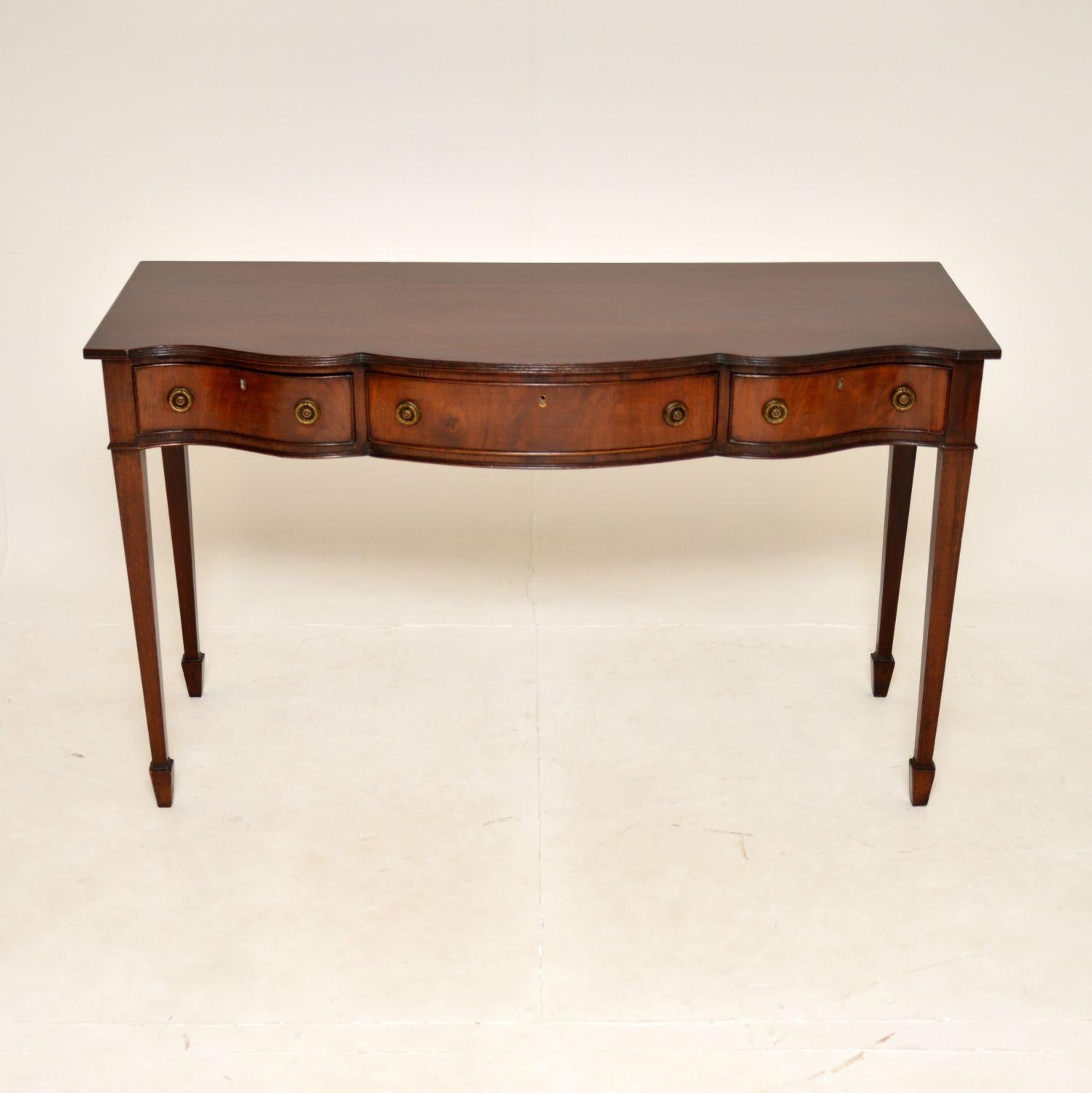 A large elegant original antique Edwardian console / server side table. This was made in England, it dates from the 1900-1910 period.

It is really made and is a very useful size. The reeded top is beautifully shaped, the three drawers have fine