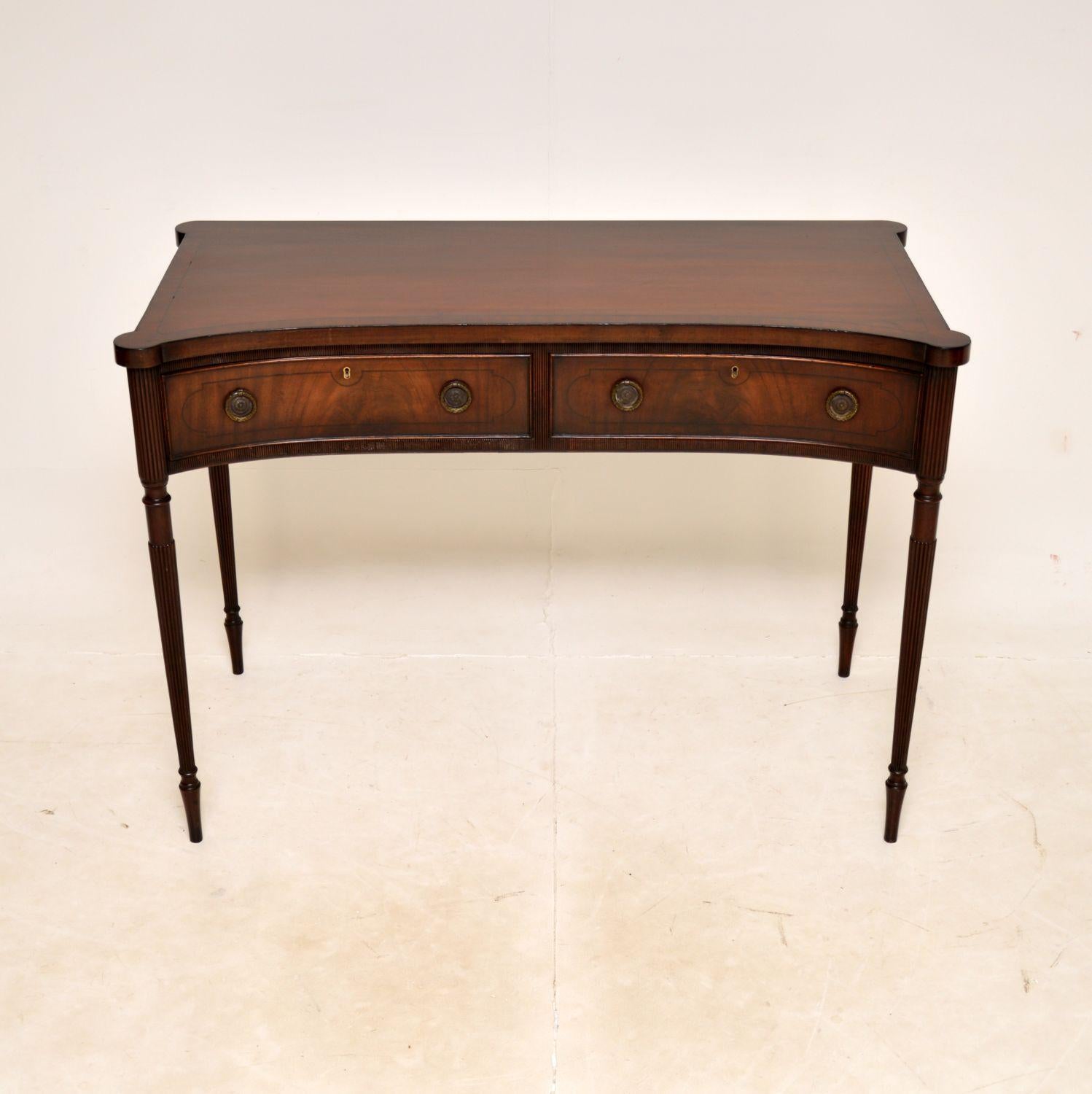 An elegant and very well made antique console table. This was made in England, it dates from around the 1900-1920 period.

It is of excellent quality and has a lovely concave shape to the front. The legs are beautifully turned and fluted, there is