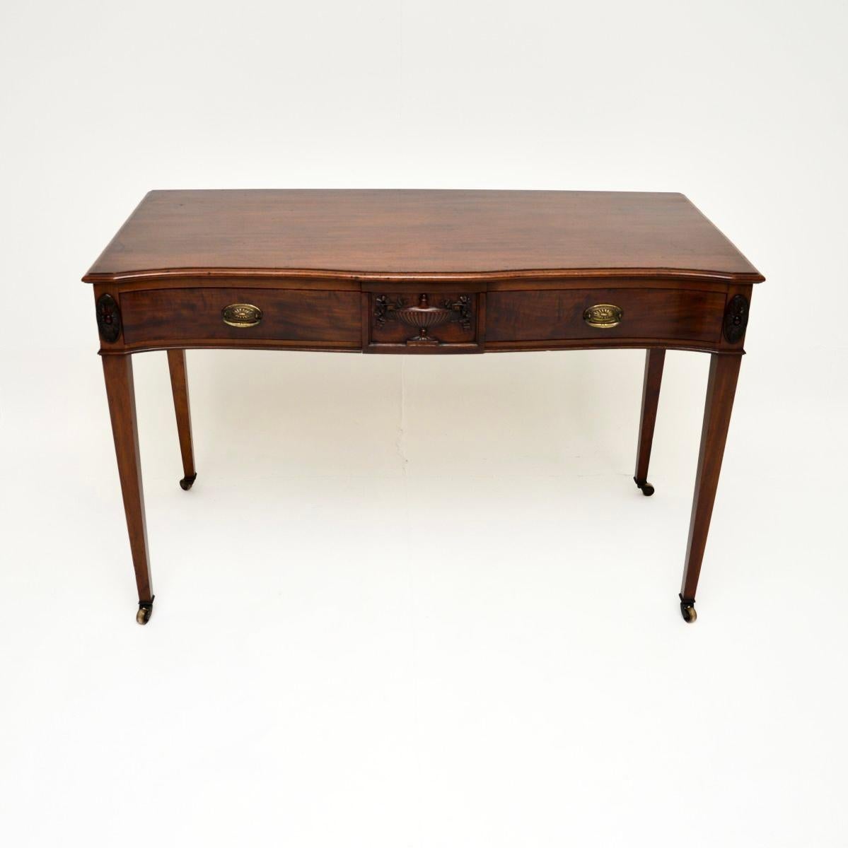 A superb large antique Edwardian console table. This was made in England, it dates from around the 1900-1910 period.

It is of wonderful quality, it is a great size and it is nicely designed with a serpentine shaped front. The wood displays a