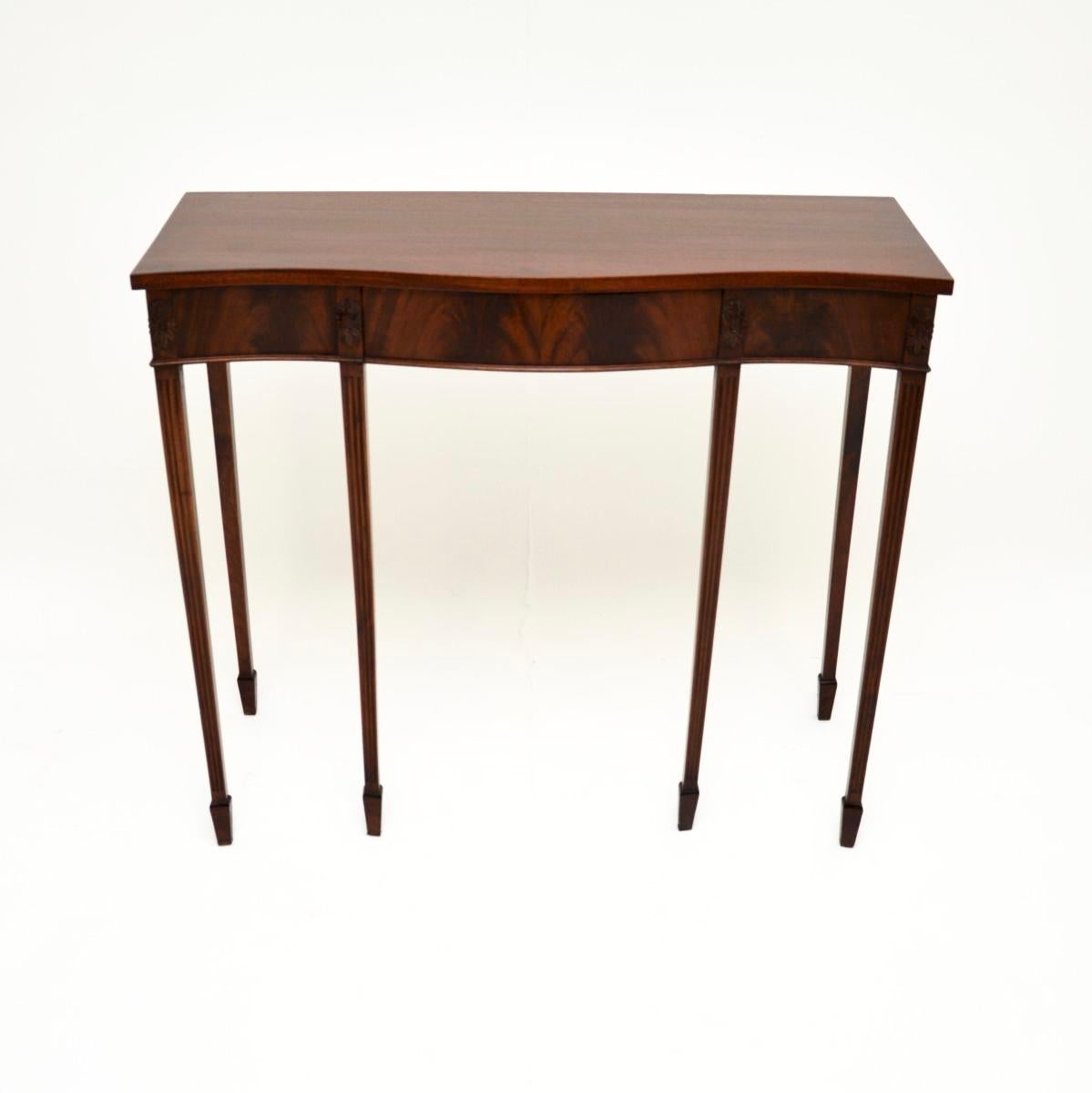 Ein schöner und sehr gut gemachter antiker edwardianischer Konsolentisch. Sie wurde in England hergestellt und stammt aus der Zeit von 1900-10.

Er ist von sehr guter Qualität und hat ein schönes, elegantes Design. Er hat eine sehr nützliche Größe,