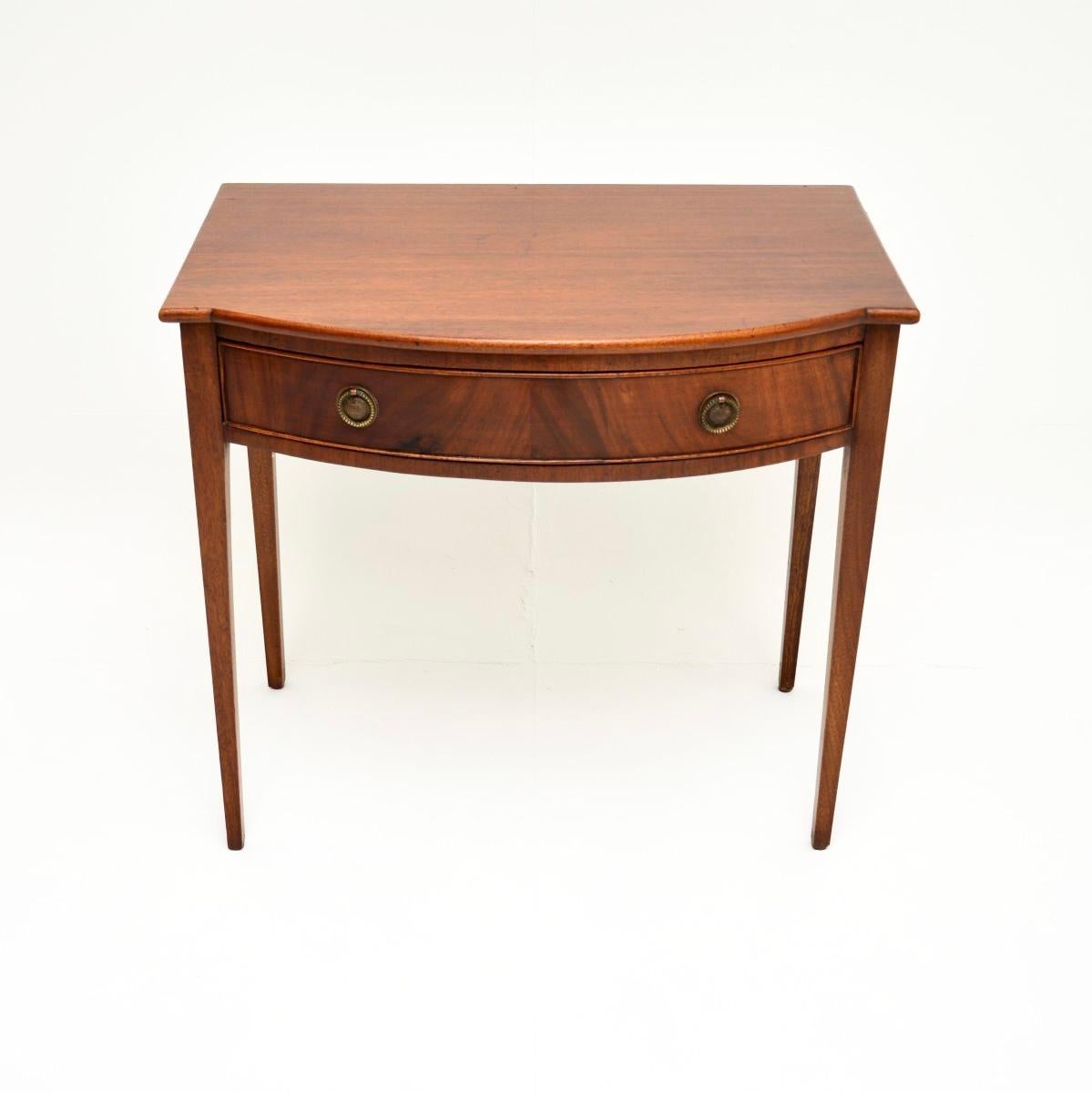 A smart and very well made antique Edwardian console / writing table. This was made in England, it dates from the 1900-1910 period.

It is of very fine quality and has a beautiful, elegant design. It is a very useful size, perfect for use as a