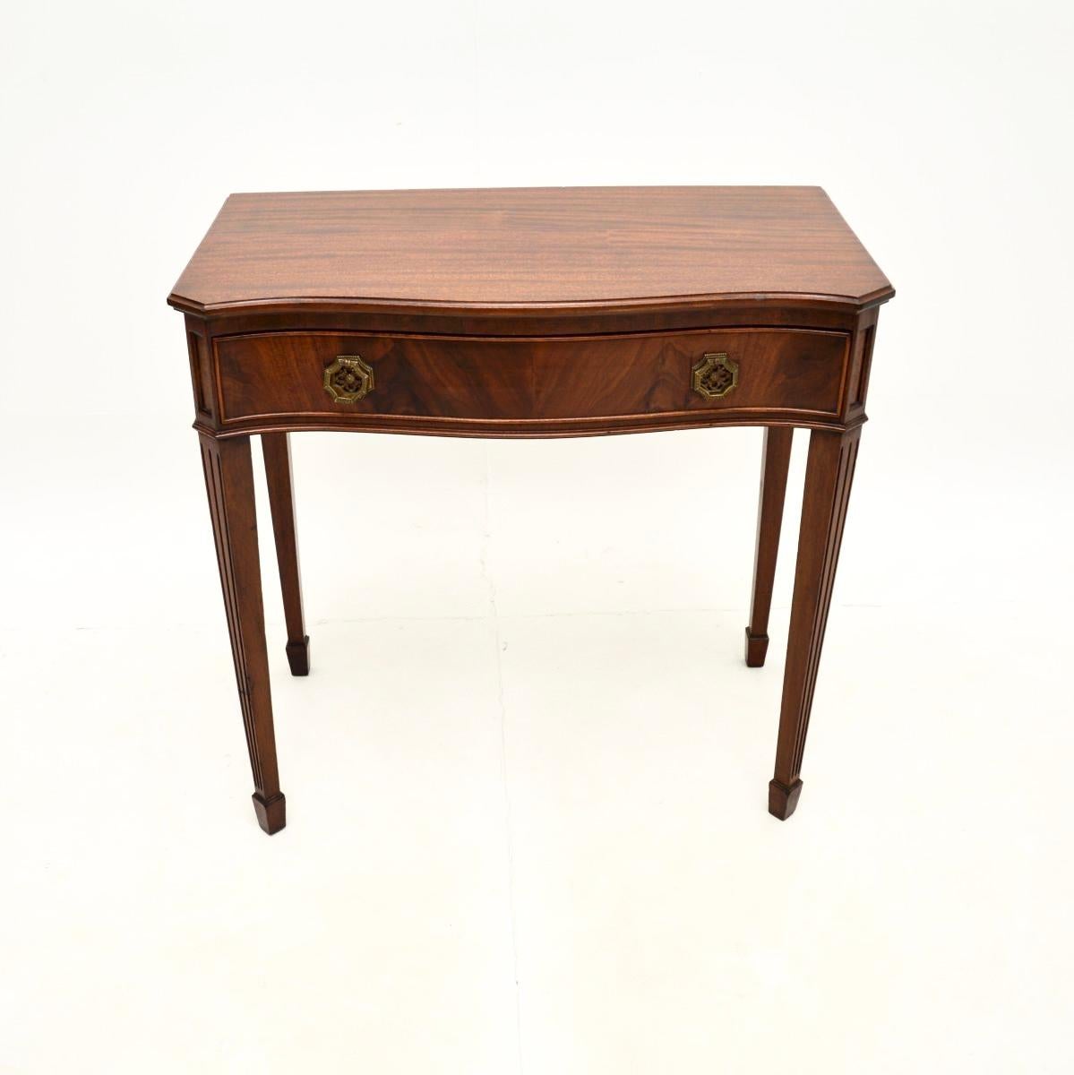 A smart and very well made antique Edwardian console / writing table. This was made in England, it dates from the 1900-1920 period.

It is of very fine quality and has a beautiful, elegant design. It is a very useful size, perfect for use as a