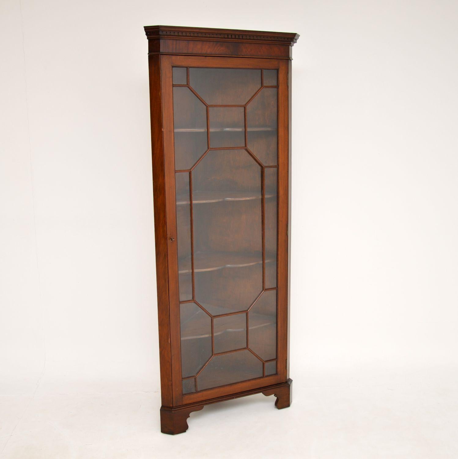 An excellent antique Edwardian corner cabinet in wood. This was made in England, it dates from around the 1900-1910 period.
The quality is great, this is very well made with a large astral glazed door on the front. It sits on bracket feet and has a