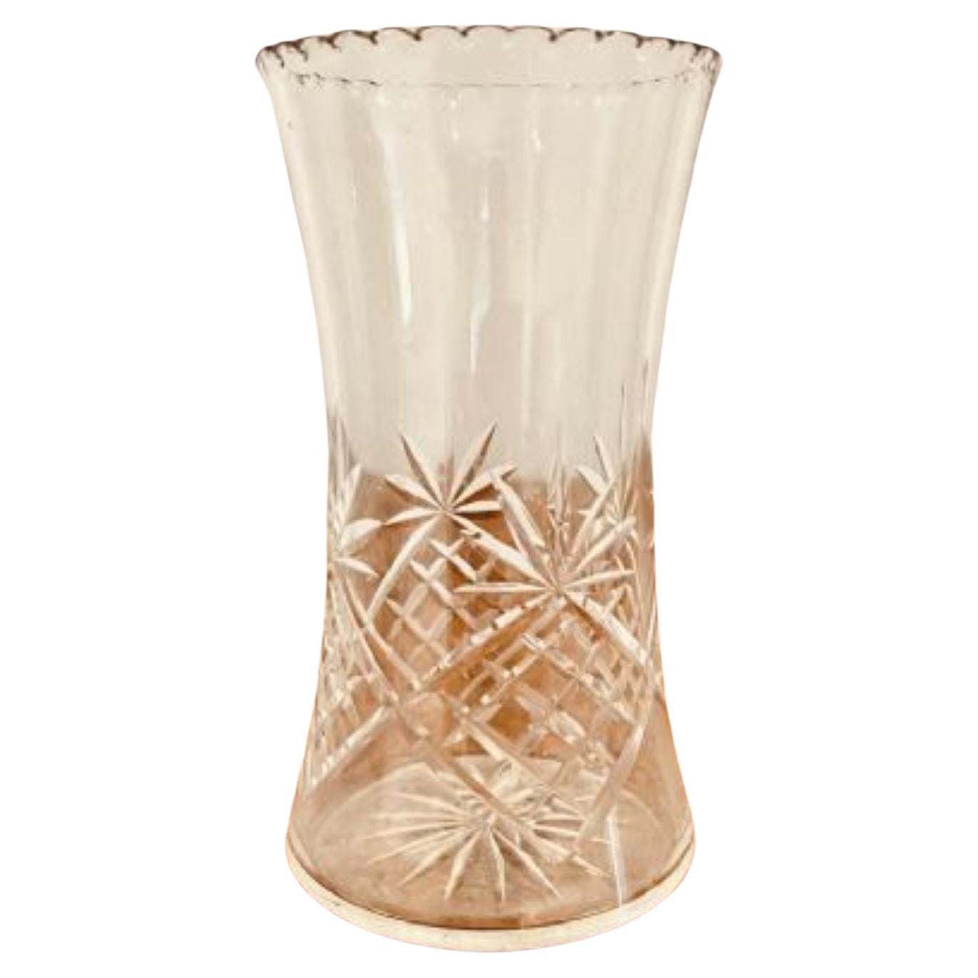 Antike Edwardianische Vase aus geschliffenem Glas  im Angebot