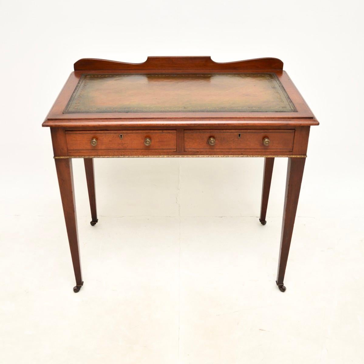 A lovely antique Edwardian desk / writing table, made in England and dating from around the 1890-1910 period.

It is of superb quality, with a beautiful and elegant design. The top has an inset leather writing surface with tooled edges and a