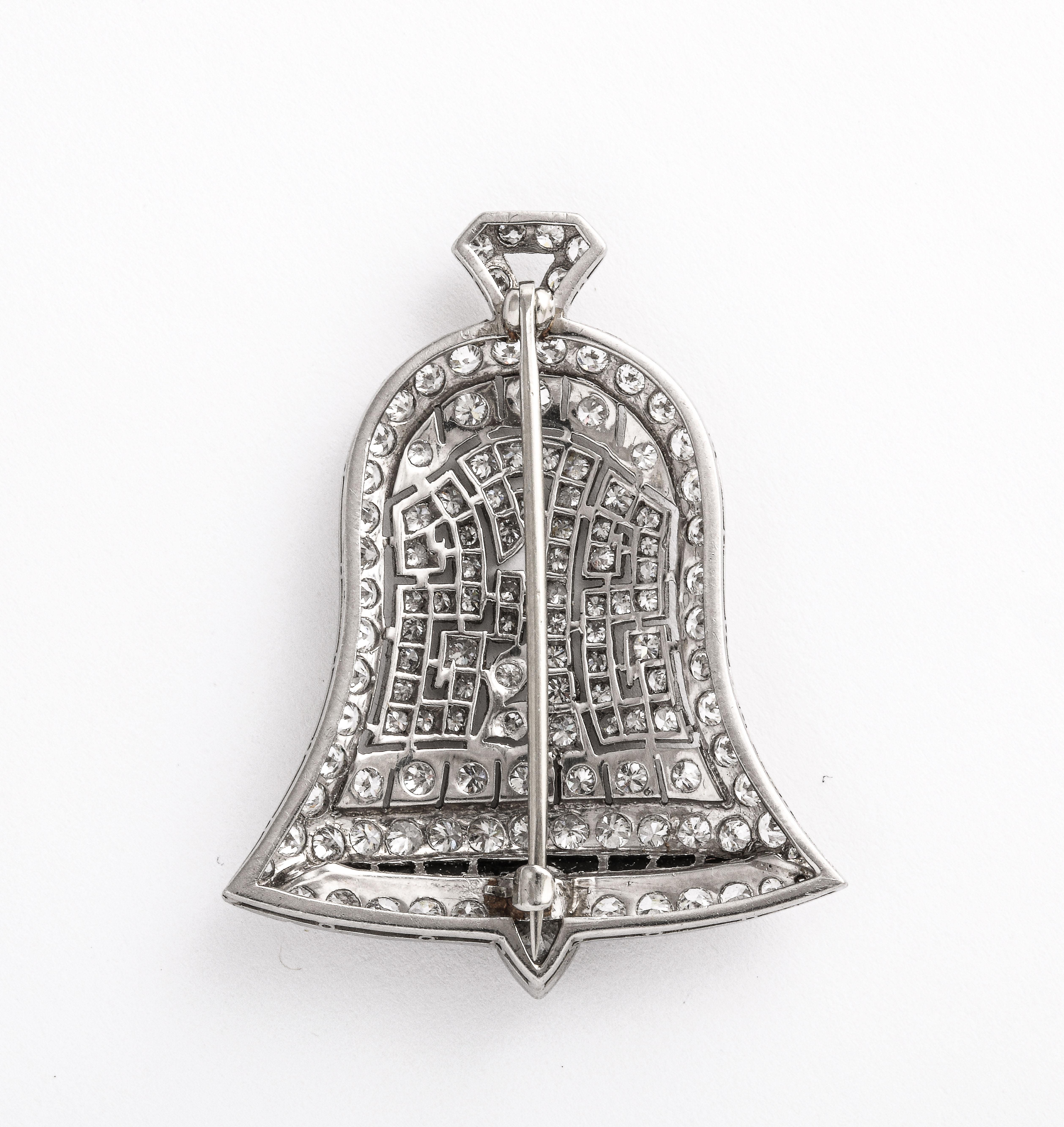 Broche ancienne de style édouardien en forme de cloche avec pendentif en diamant et en onyx, c. 1914 Unisexe en vente