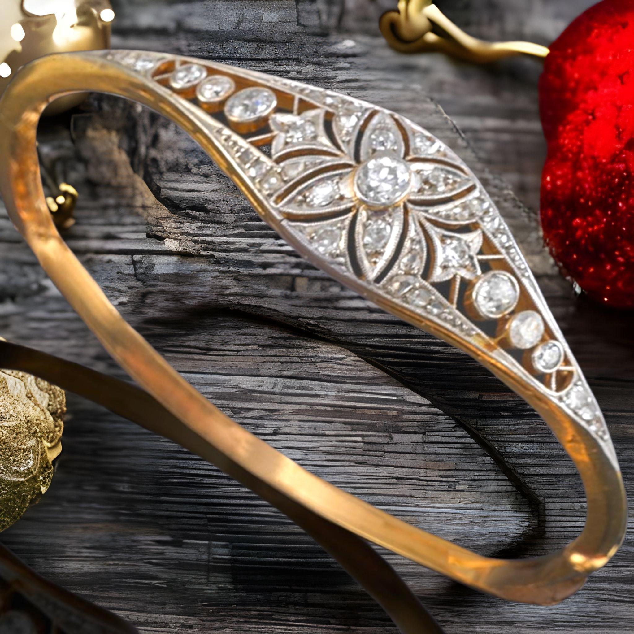 ANTIQUE EDWARDIAN DIAMOND BANGLE BRACELET (1901-1915)

Charmant bracelet-bracelet édouardien en or jaune 18 carats et platine. Le bracelet est en platine incrusté de diamants sur une bande d'or effilée. Le point central de ce bracelet est un design
