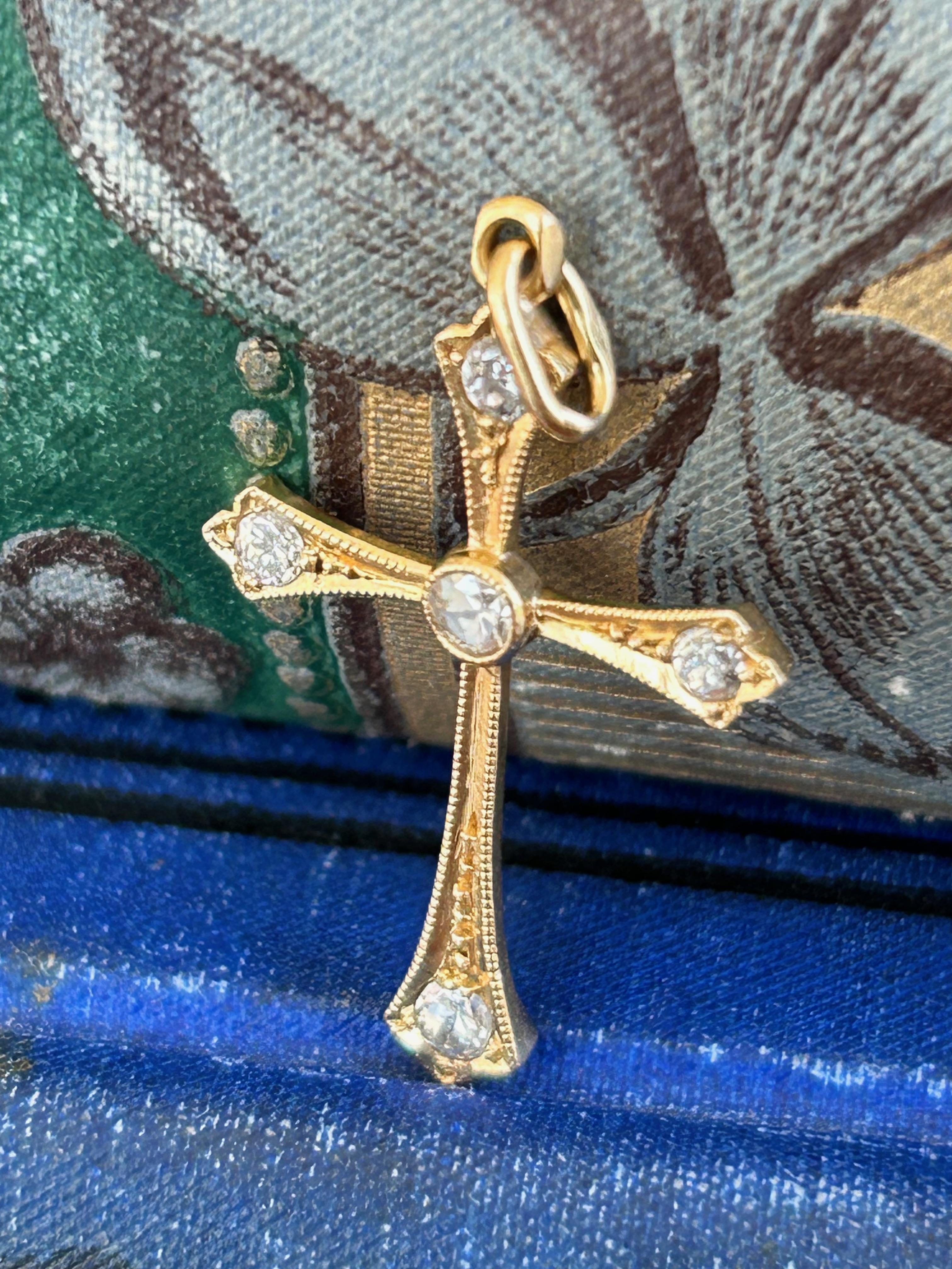 Pendentif croix édouardien ancien en or jaune 18 carats avec diamants Pour femmes en vente