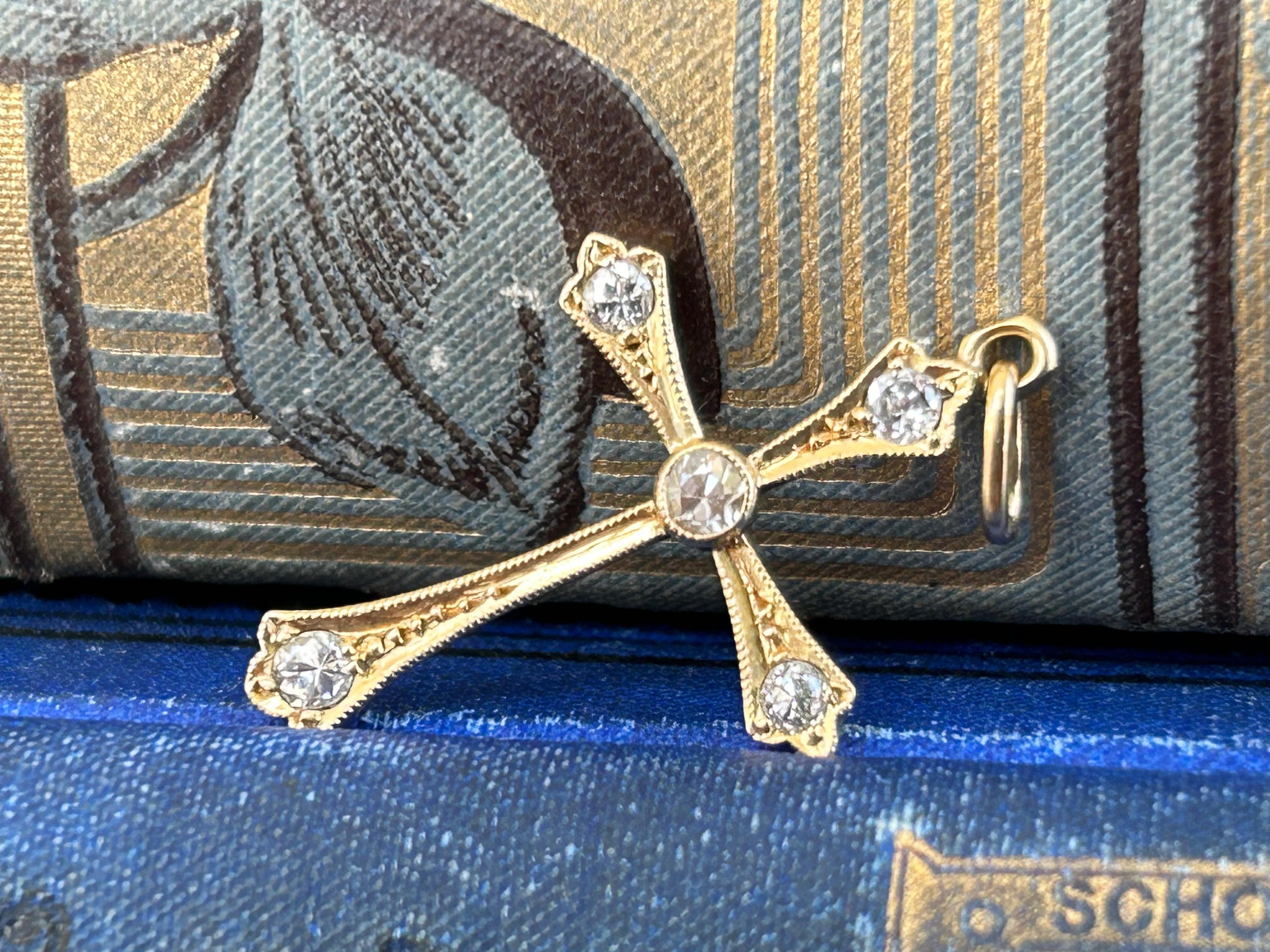 Pendentif croix édouardien ancien en or jaune 18 carats avec diamants en vente 1