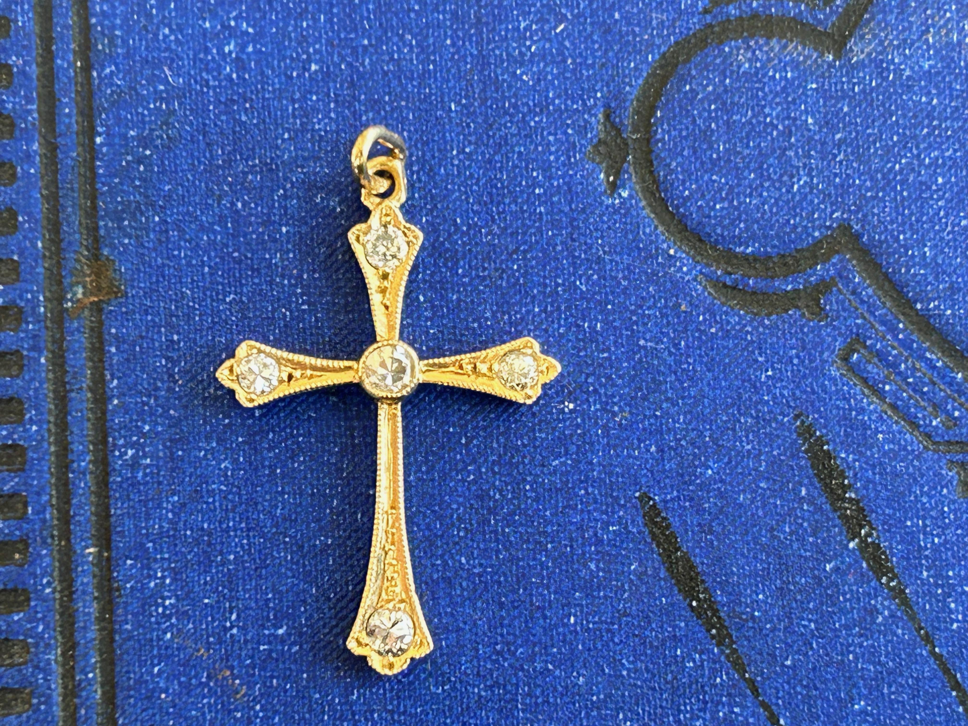Pendentif croix édouardien ancien en or jaune 18 carats avec diamants en vente 3