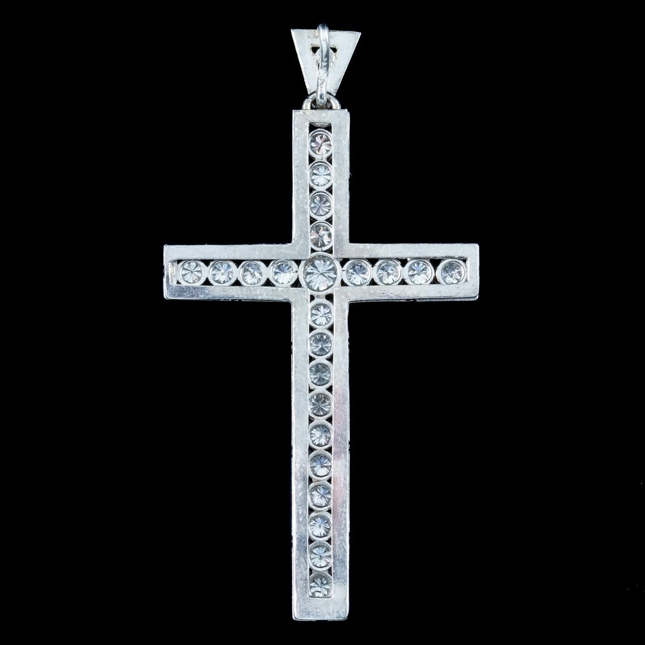 Un magnifique pendentif en forme de croix de l'époque édouardienne, datant du début du 20e siècle, serti de vingt-quatre diamants étincelants de taille brillante répartis sur les barres transversales. Elles ont une superbe pureté SI 1 - couleur H et