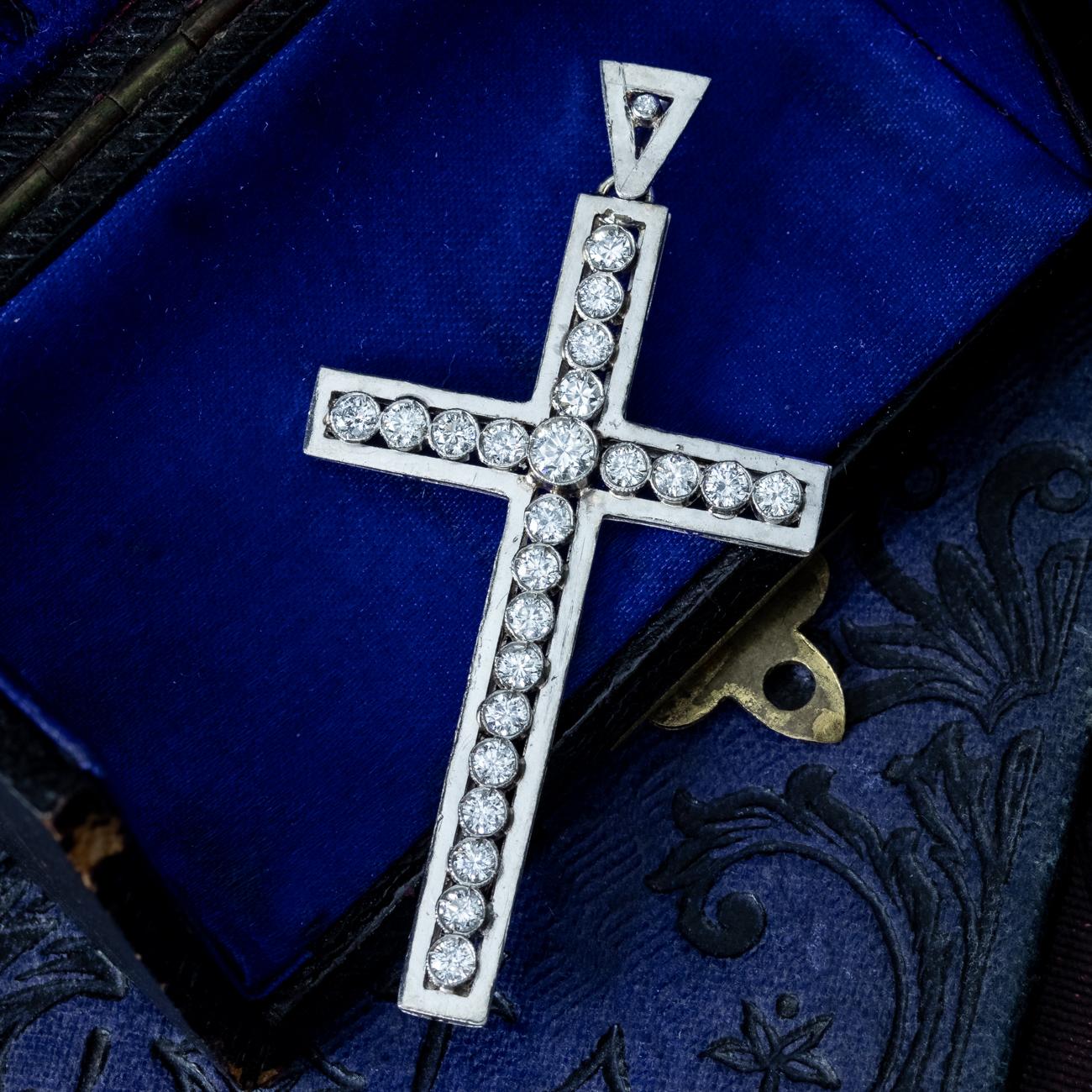 Pendentif croix édouardien ancien en platine avec diamants de 1,2 carat en vente 1
