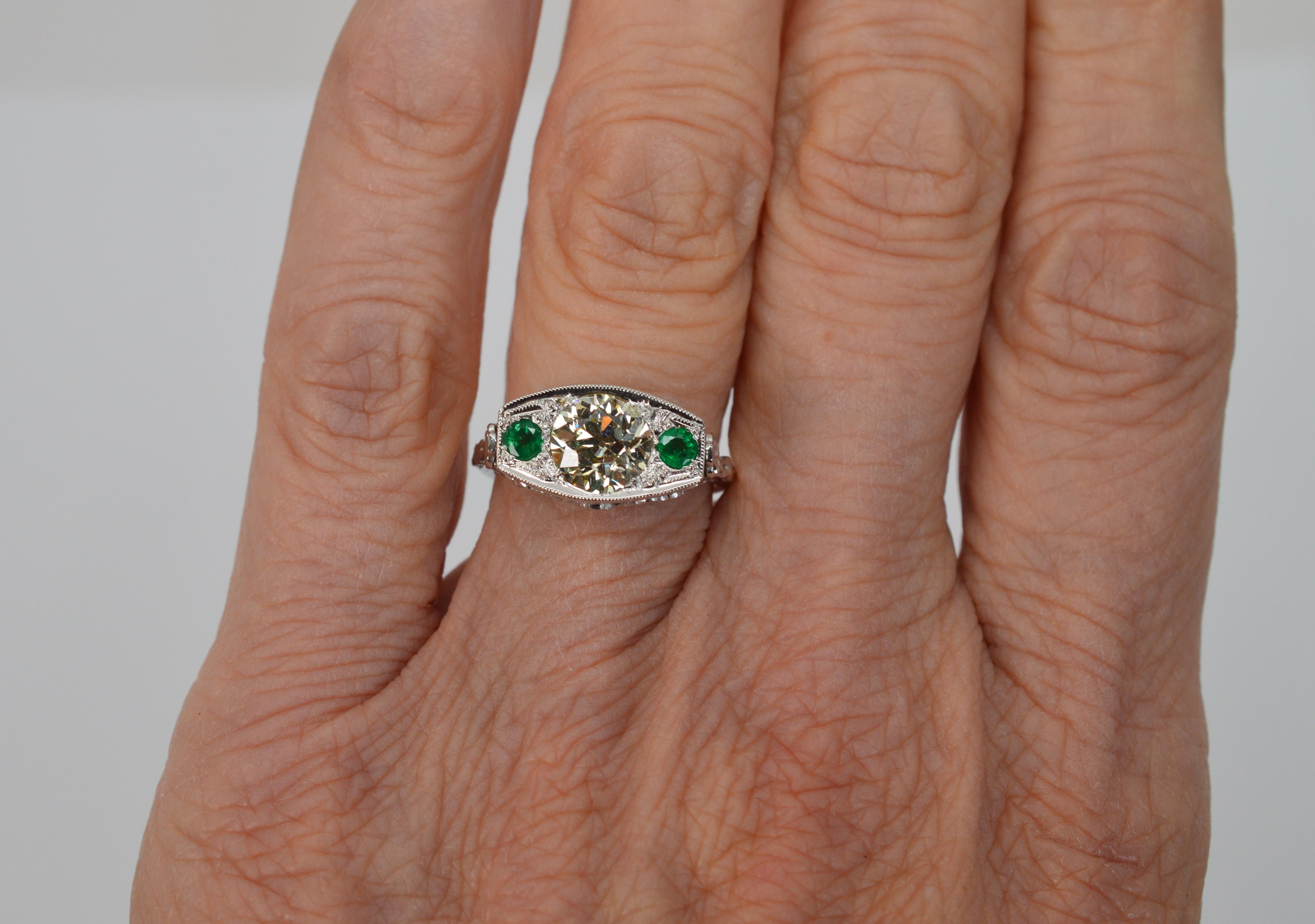 Women's Antique Edwardian Diamond Emerald 18 Karat White Gold Filigree Ring For Sale