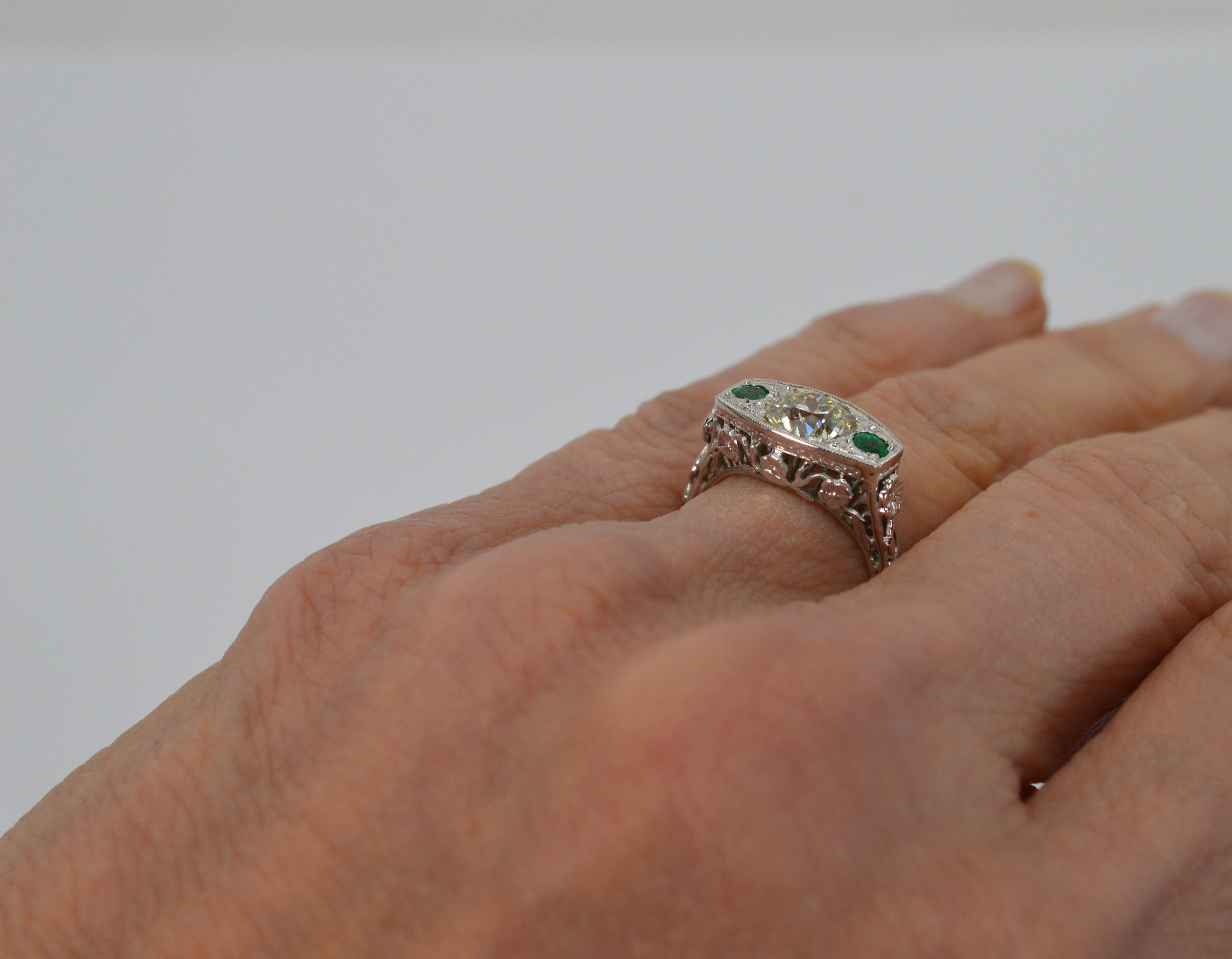 Antique Edwardian Diamond Emerald 18 Karat White Gold Filigree Ring For Sale 1