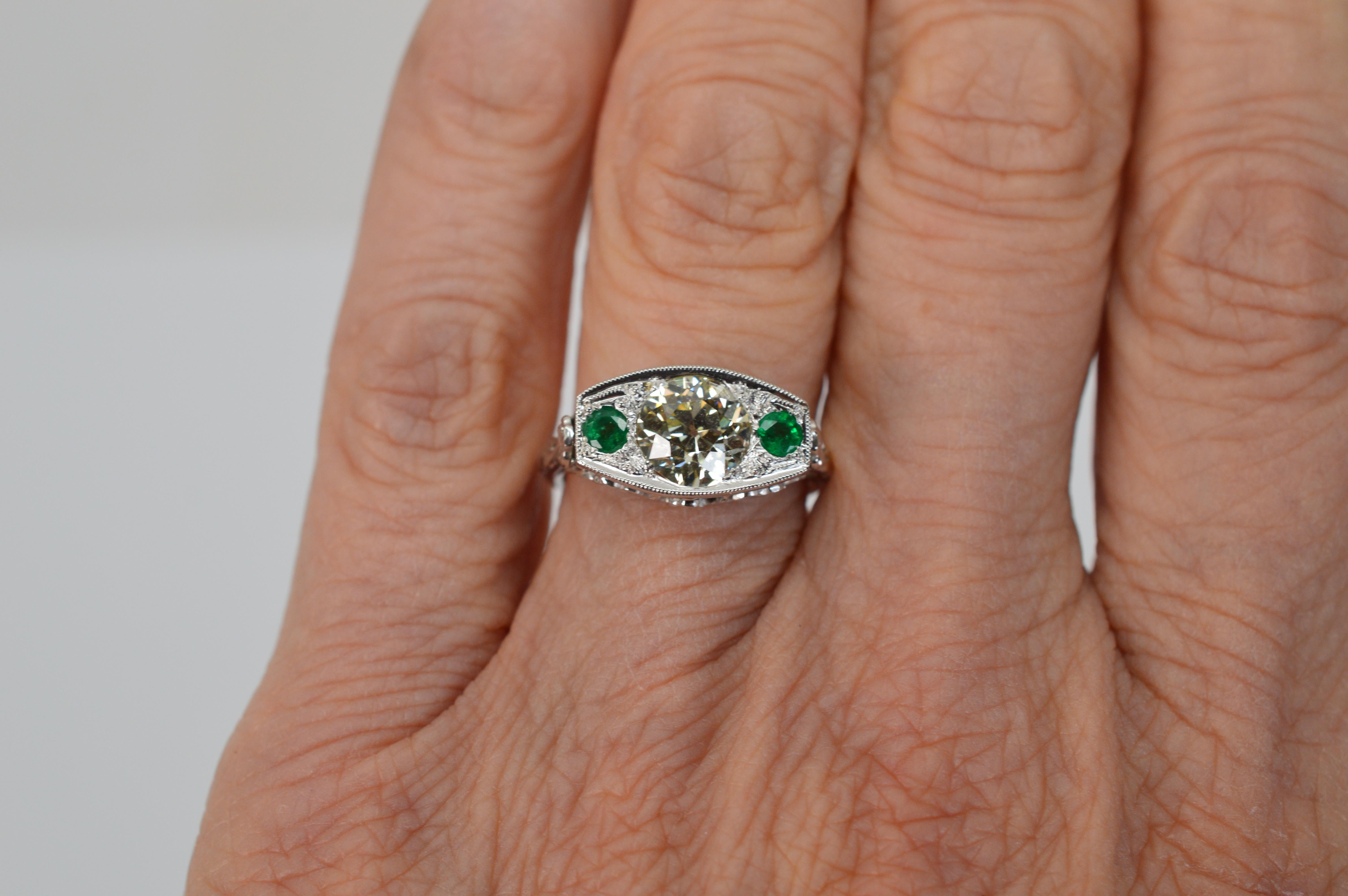 Antique Edwardian Diamond Emerald 18 Karat White Gold Filigree Ring For Sale 2