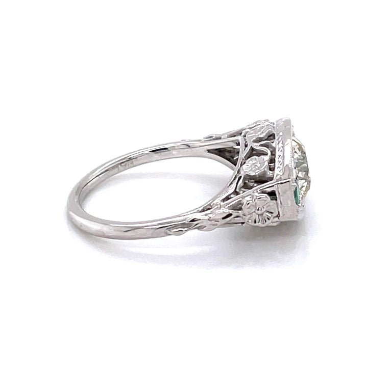 Antique Edwardian Diamond Emerald 18 Karat White Gold Filigree Ring In Good Condition For Sale In Mount Kisco, NY